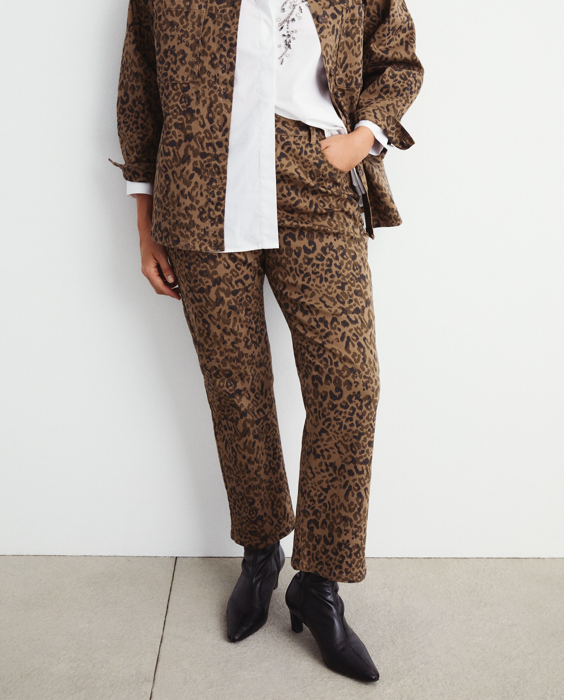 Jeans Straight com Estampado Castanho-2