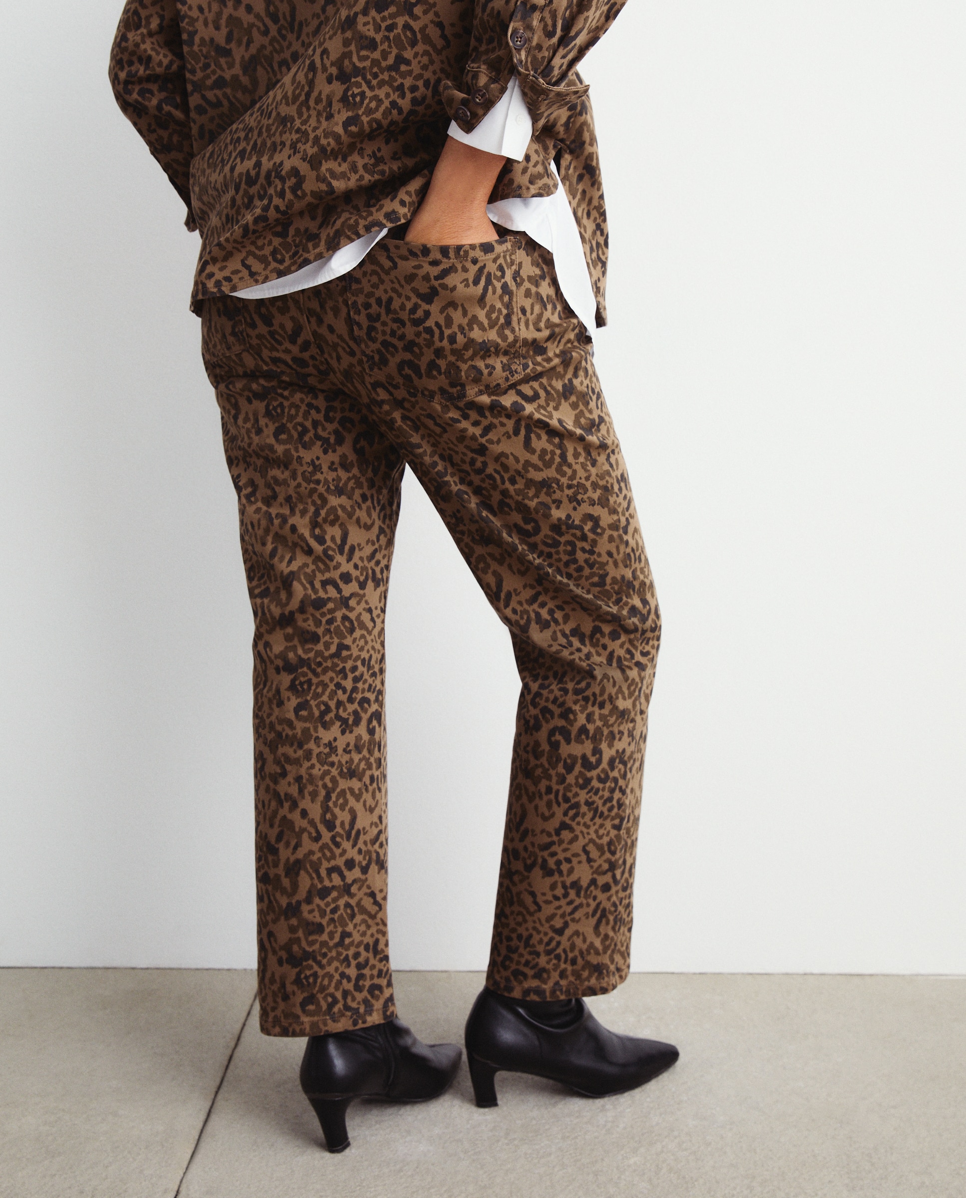 Jeans Straight com Estampado Castanho-3