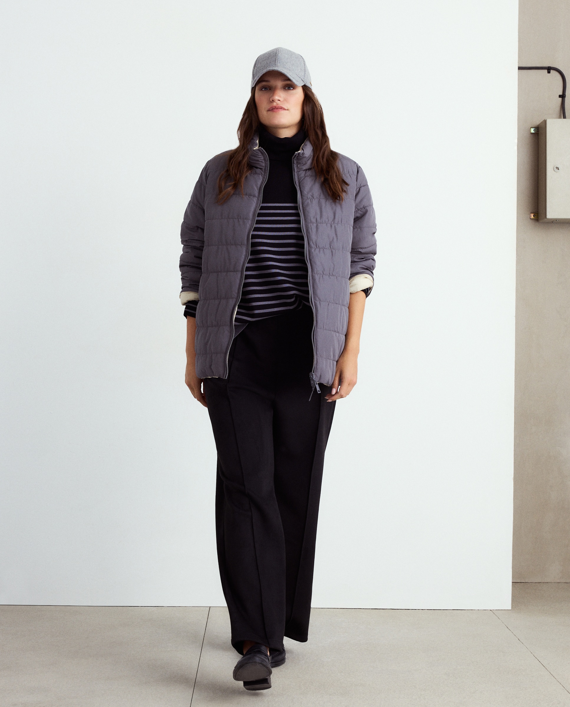 Blusão acolchoado curto reversível de mulher 820 Cinzento Médio-1