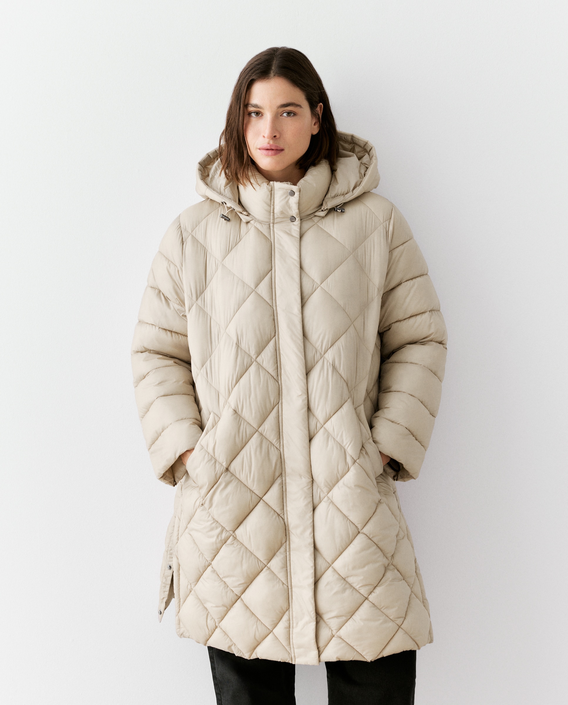 Imagen 0 de Parka larga acolchada de mujer con capucha Beige