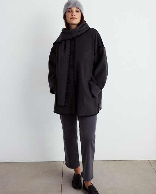 Imagen 0 de Chaquetón de paño con pespuntes y bufanda de mujer