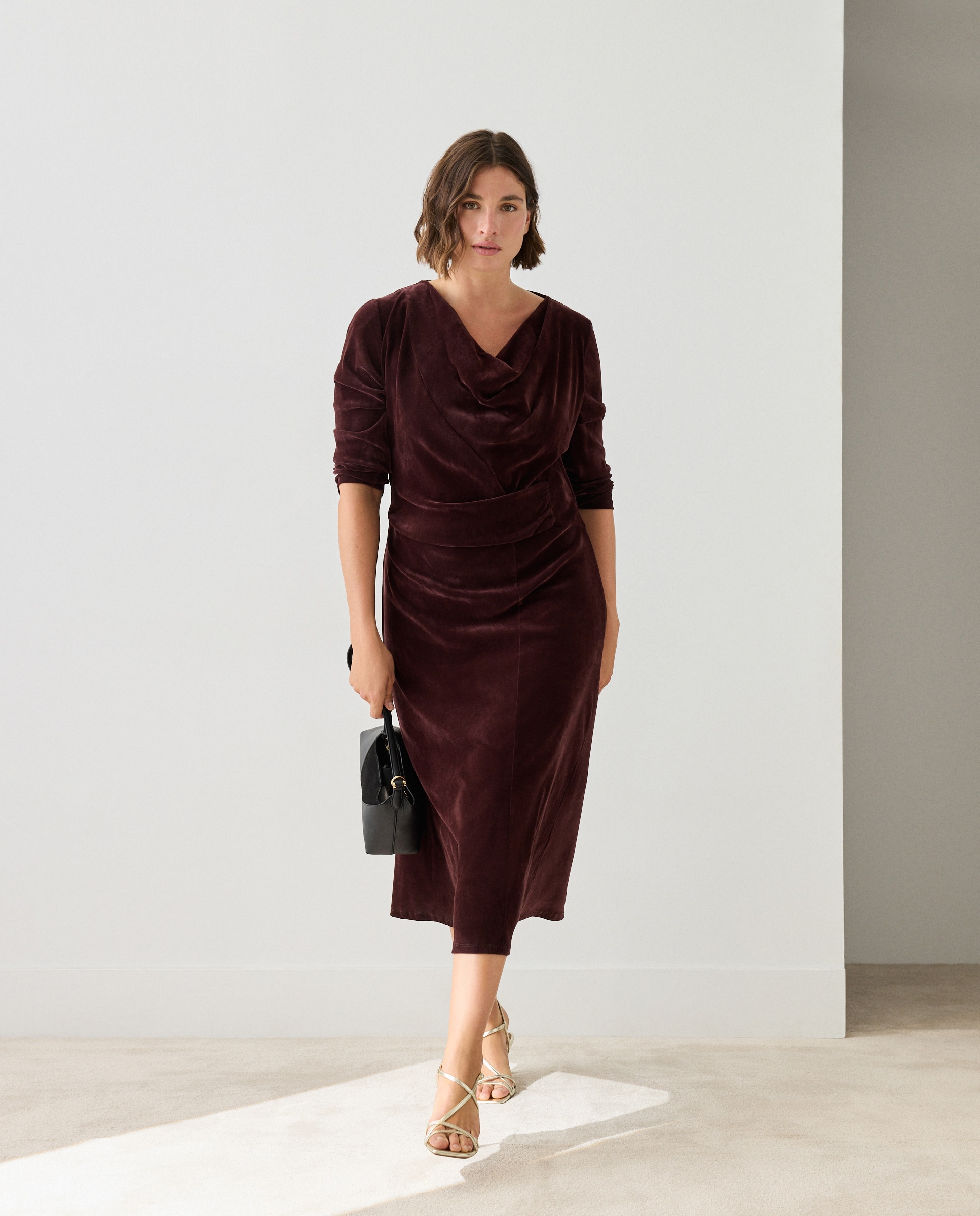 Vestido midi de terciopelo con cuello drapeado - Couchel - Burdeos Burdeos-1