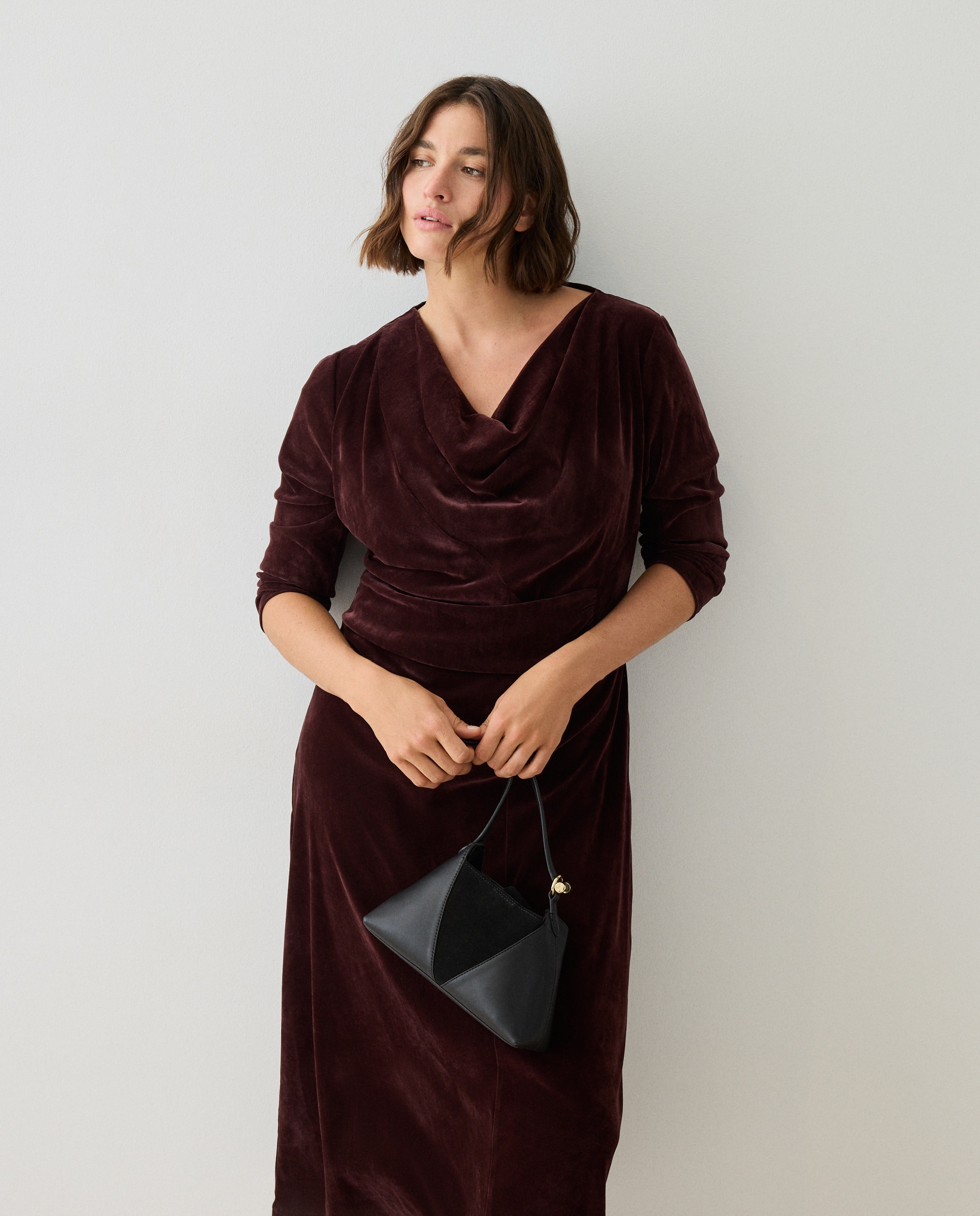 Vestido midi de terciopelo con cuello drapeado - Couchel - Burdeos Burdeos-2