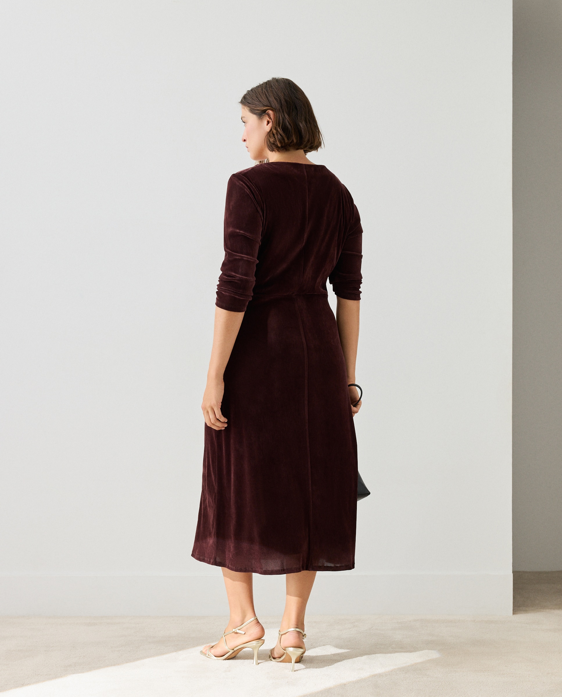 Vestido midi de terciopelo con cuello drapeado - Couchel - Burdeos Burdeos-3