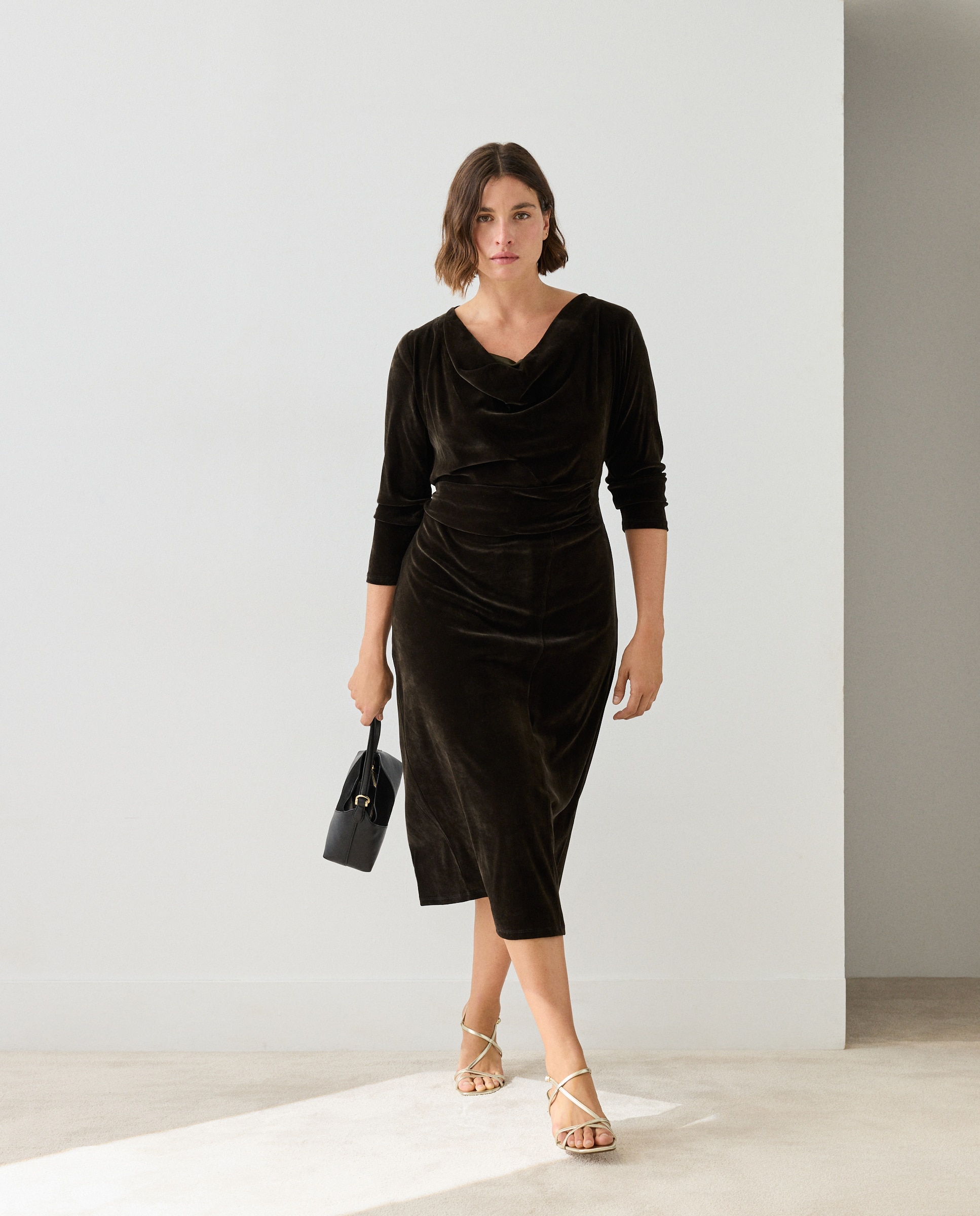 Imagem 0 de Vestido Midi de Veludo com Gola Drapeada