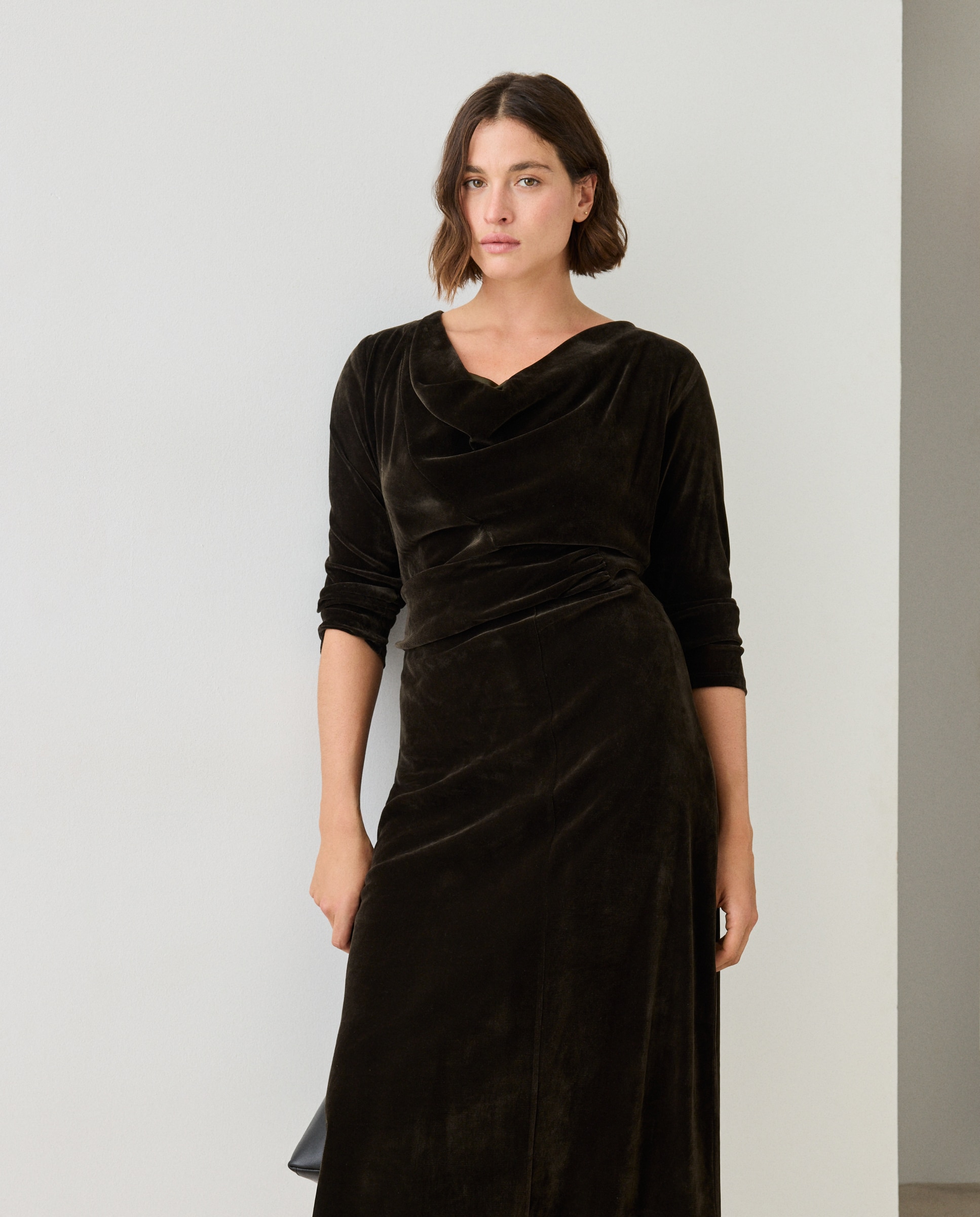Vestido Midi de Veludo com Gola Drapeada 530 Verde Escuro-2