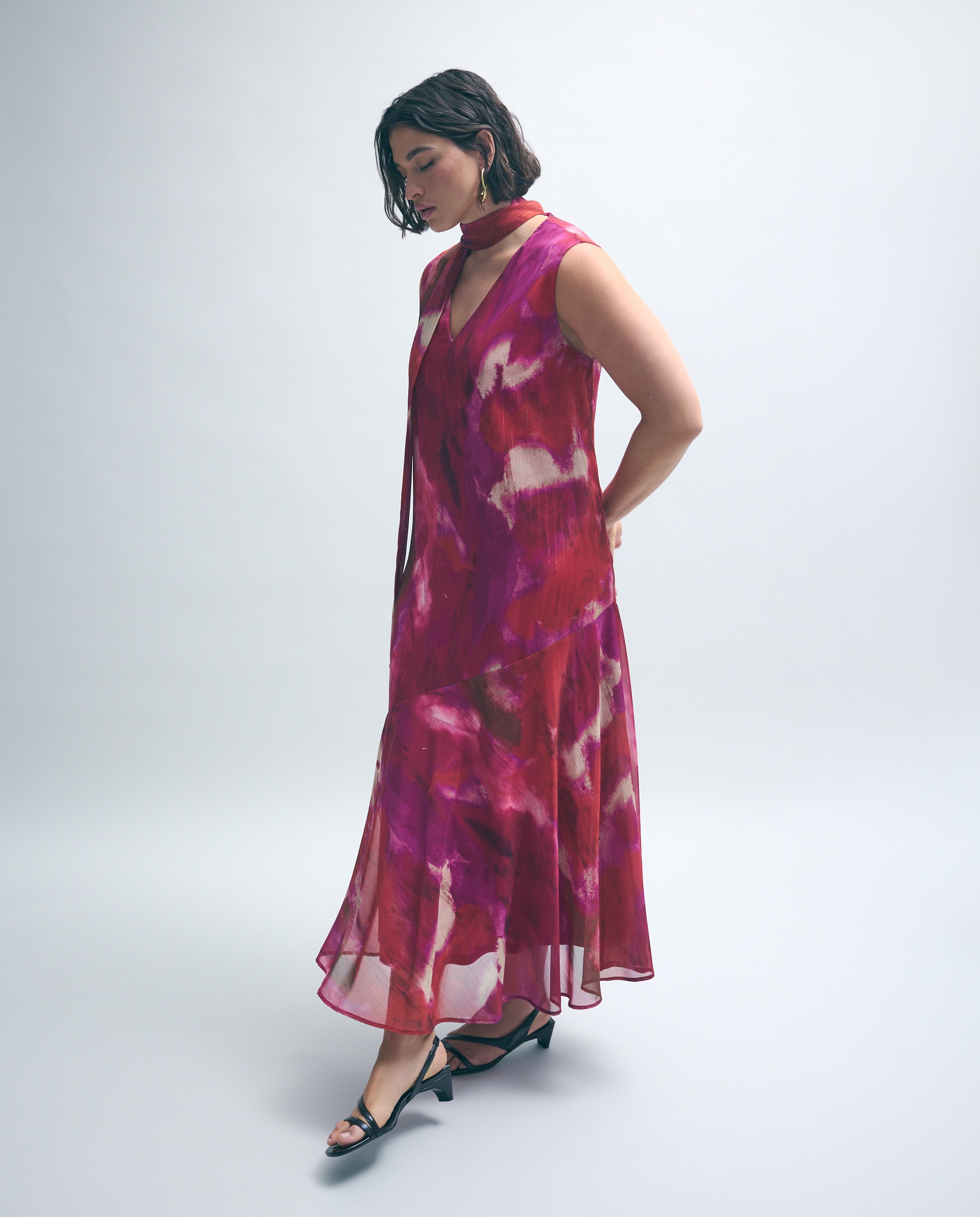 Imagem 0 de Vestido Halter de Chiffon sem Mangas e com Estampado Abstrato