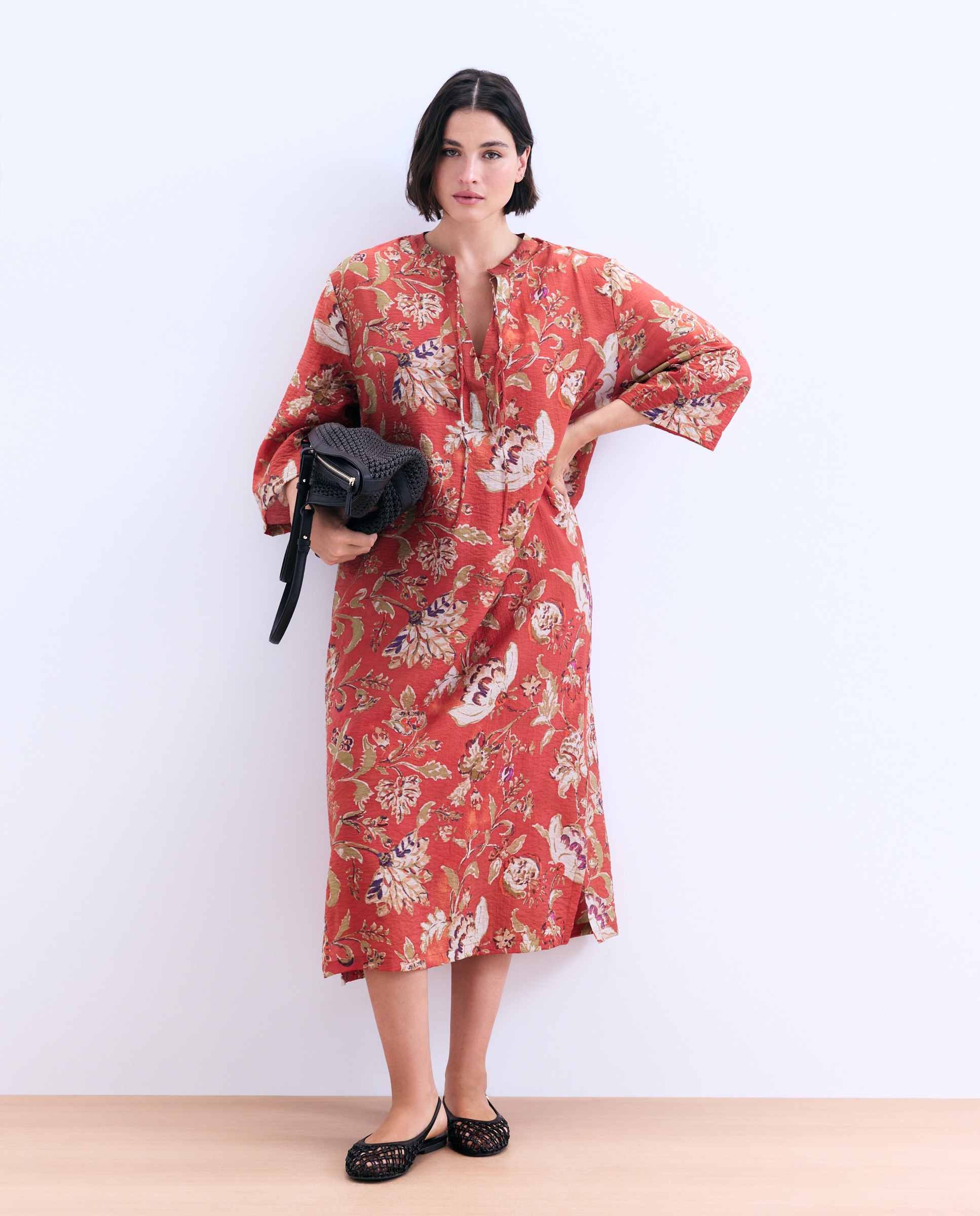 Vestido de manga corta con cuello pico y estampado de flores Rojo Couchel Rojo-1