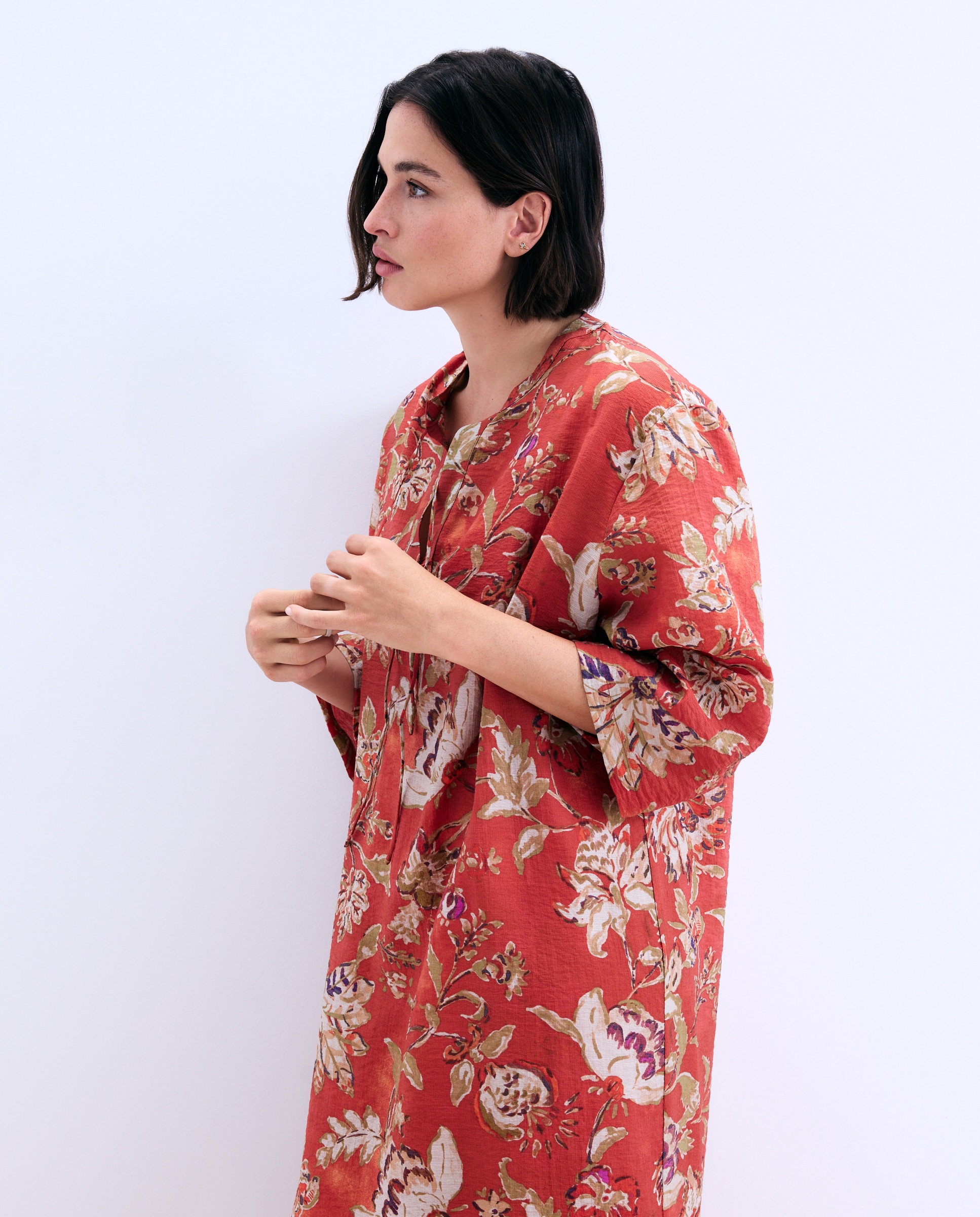 Vestido de manga corta con cuello pico y estampado de flores Rojo Couchel Rojo-2