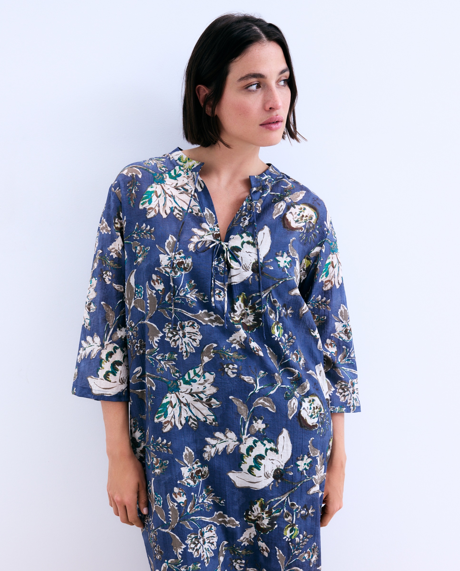 Imagem 0 de Vestido de Manga Curta com Decote em Bico e Estampado Floral