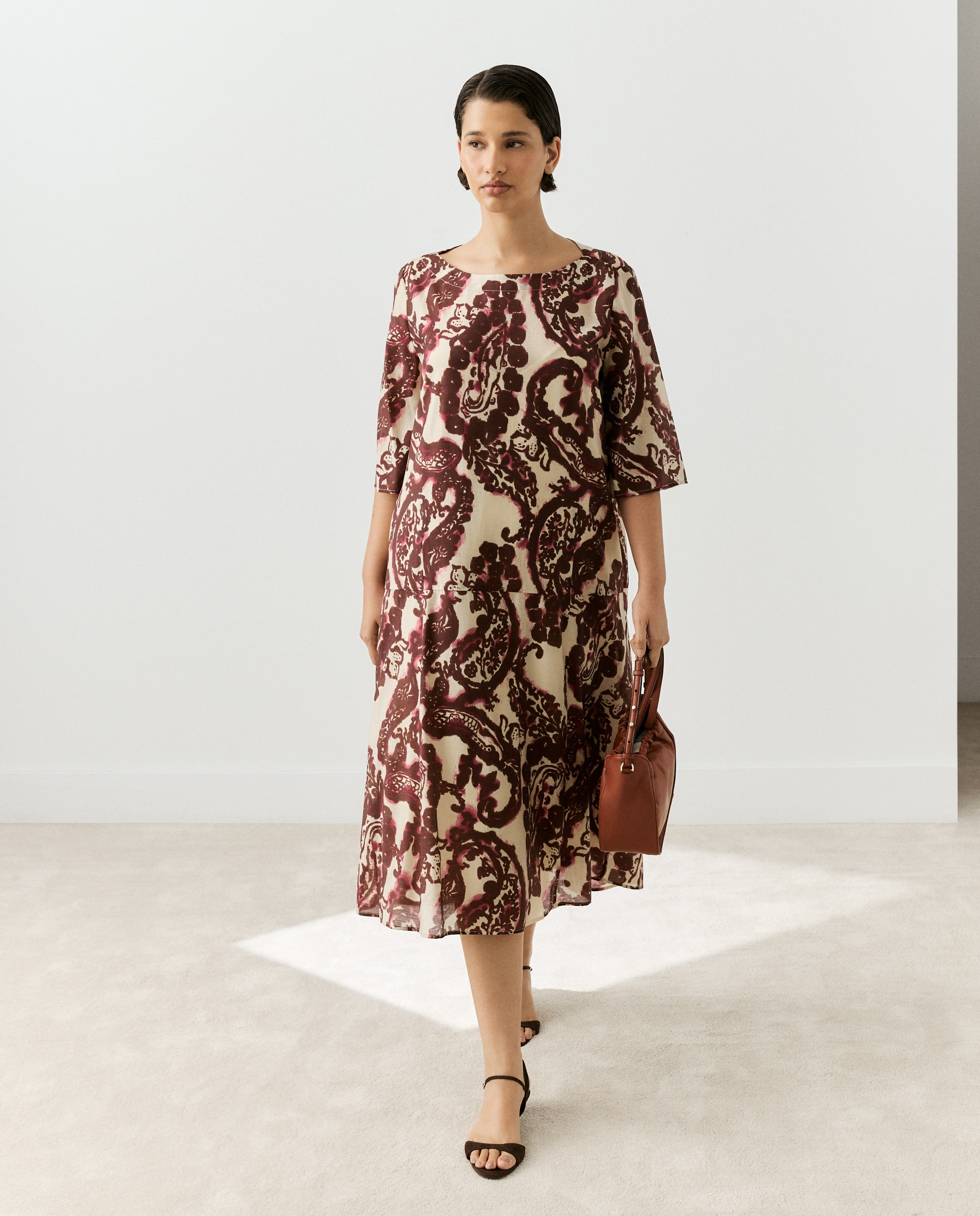 Imagem 0 de Vestido Midi Estampado com Manga Curta