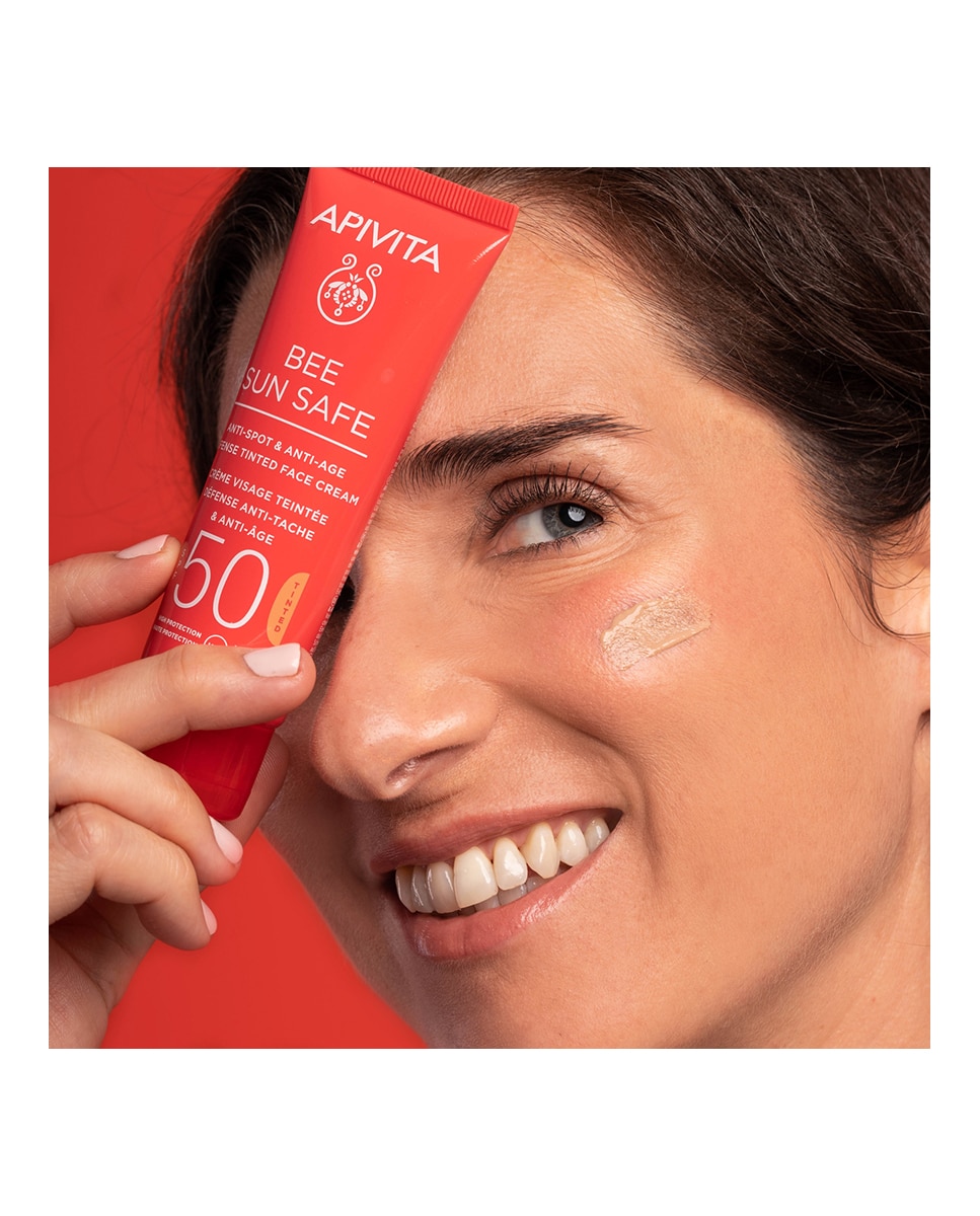 Crema solar facial Bee Sun Safe antiedad & antimanchas con color SPF 50 Apivita - 50 ml 4