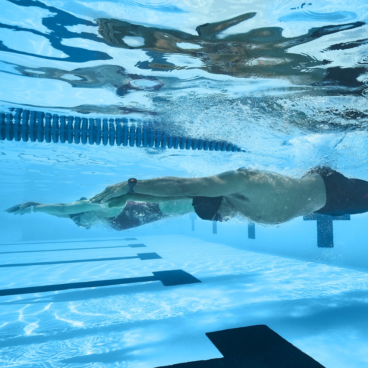 Relógio GPS com pulsómetro Swim 2 Garmin Cinzento-9