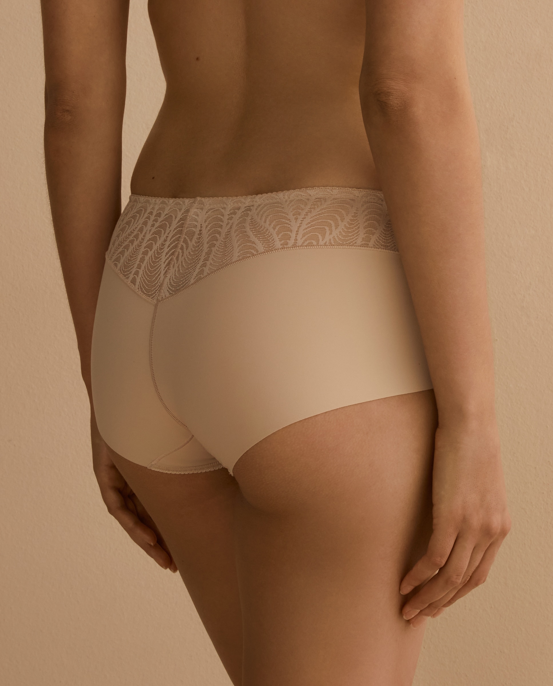 Cueca de Corte Laser com Renda Bege-2