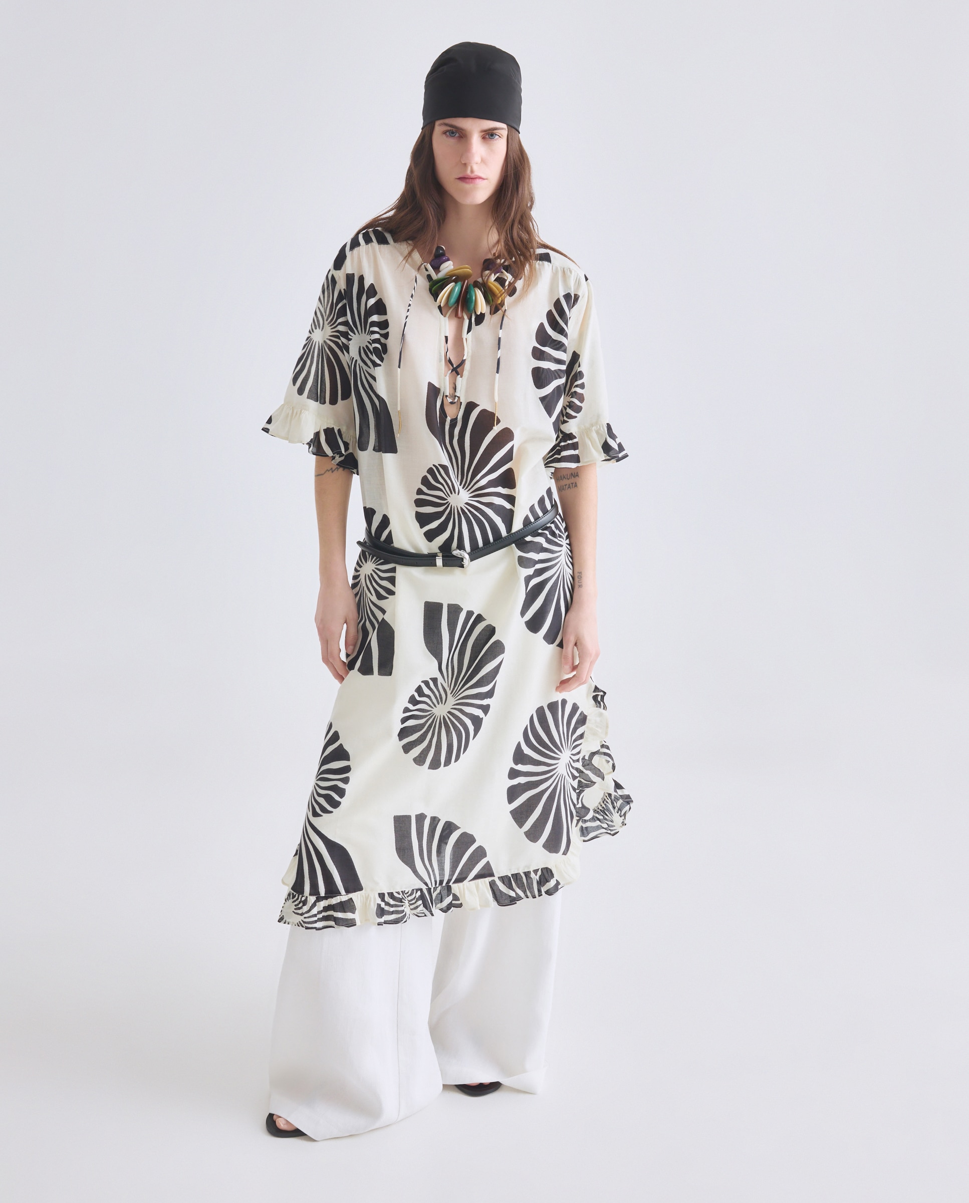 Kaftan com Estampado de Búzios e Detalhe de Folhos 120 Cru-4