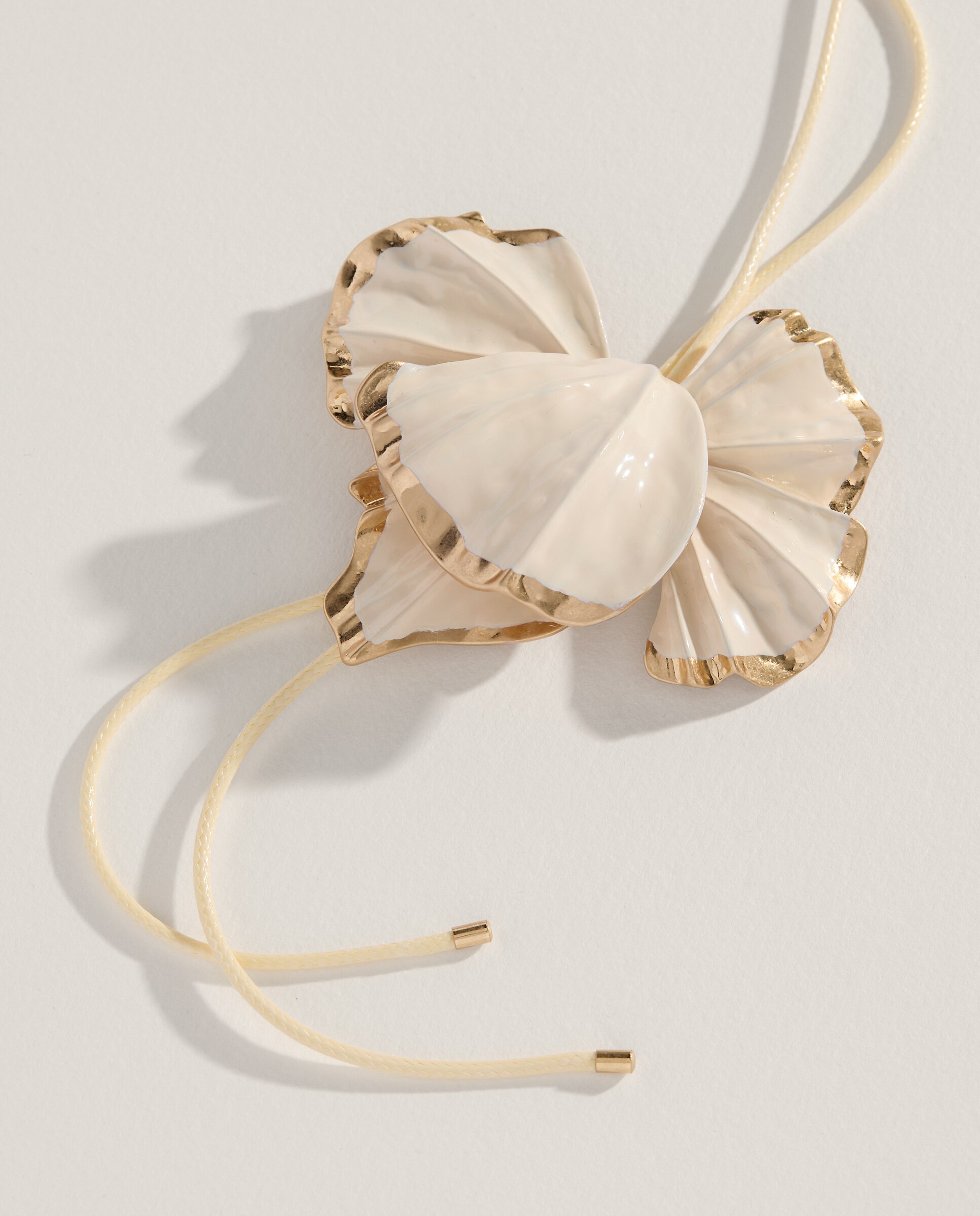 Imagen 0 de Collar tipo corbata con flor esmaltada Blanco