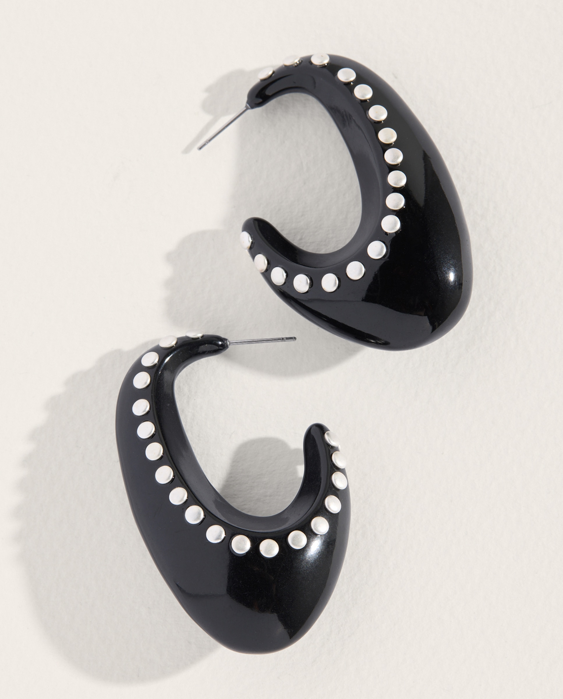 Brinco de Argola com Detalhe de Tachas Preto-2
