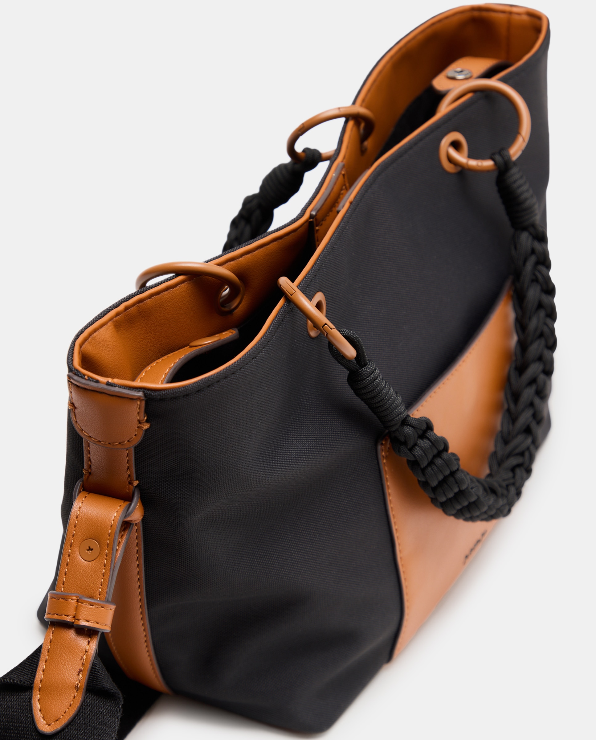 Imagen 4 de Bolso bandolera con asa trenzada - Jo & Mr. Joe - 120 Crudo Negro