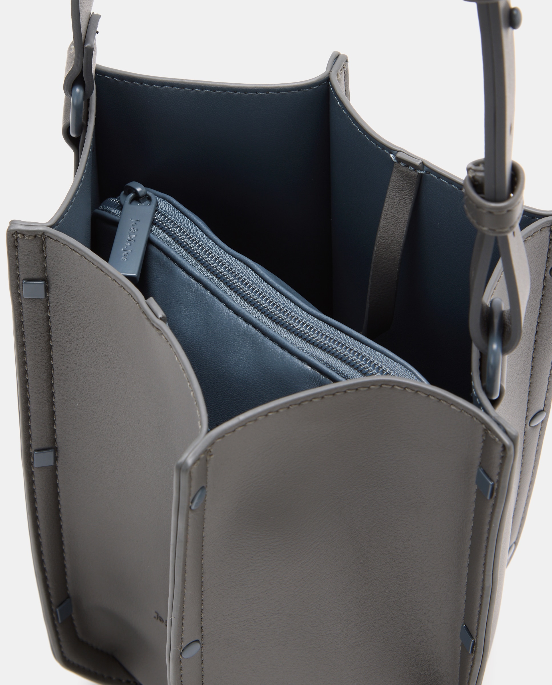 Imagen 4 de Bolso crossbody con adorno de tachas - Jo & Mr. Joe - Gris claro Gris claro