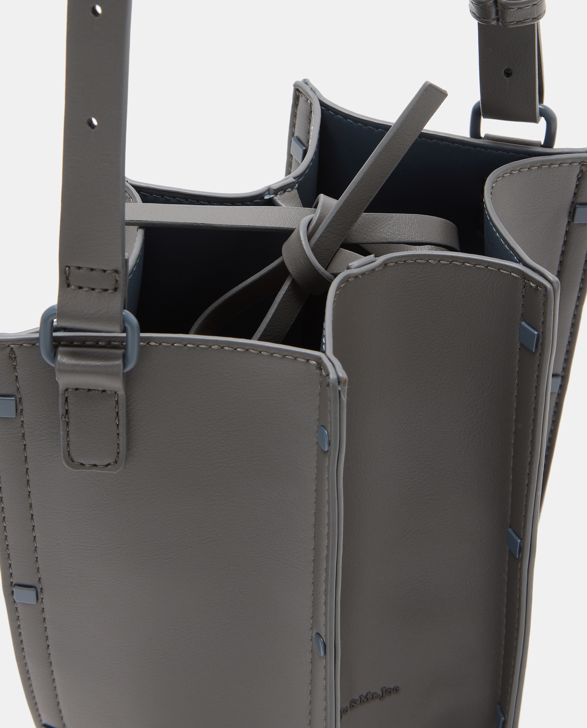 Imagen 6 de Bolso crossbody con adorno de tachas - Jo & Mr. Joe - Gris claro Gris claro