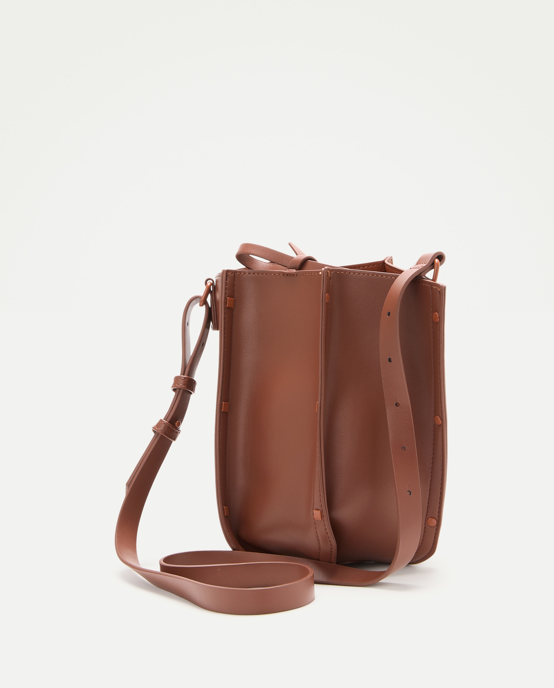 Mala Crossbody com Adorno de Tachas Chocolate-2
