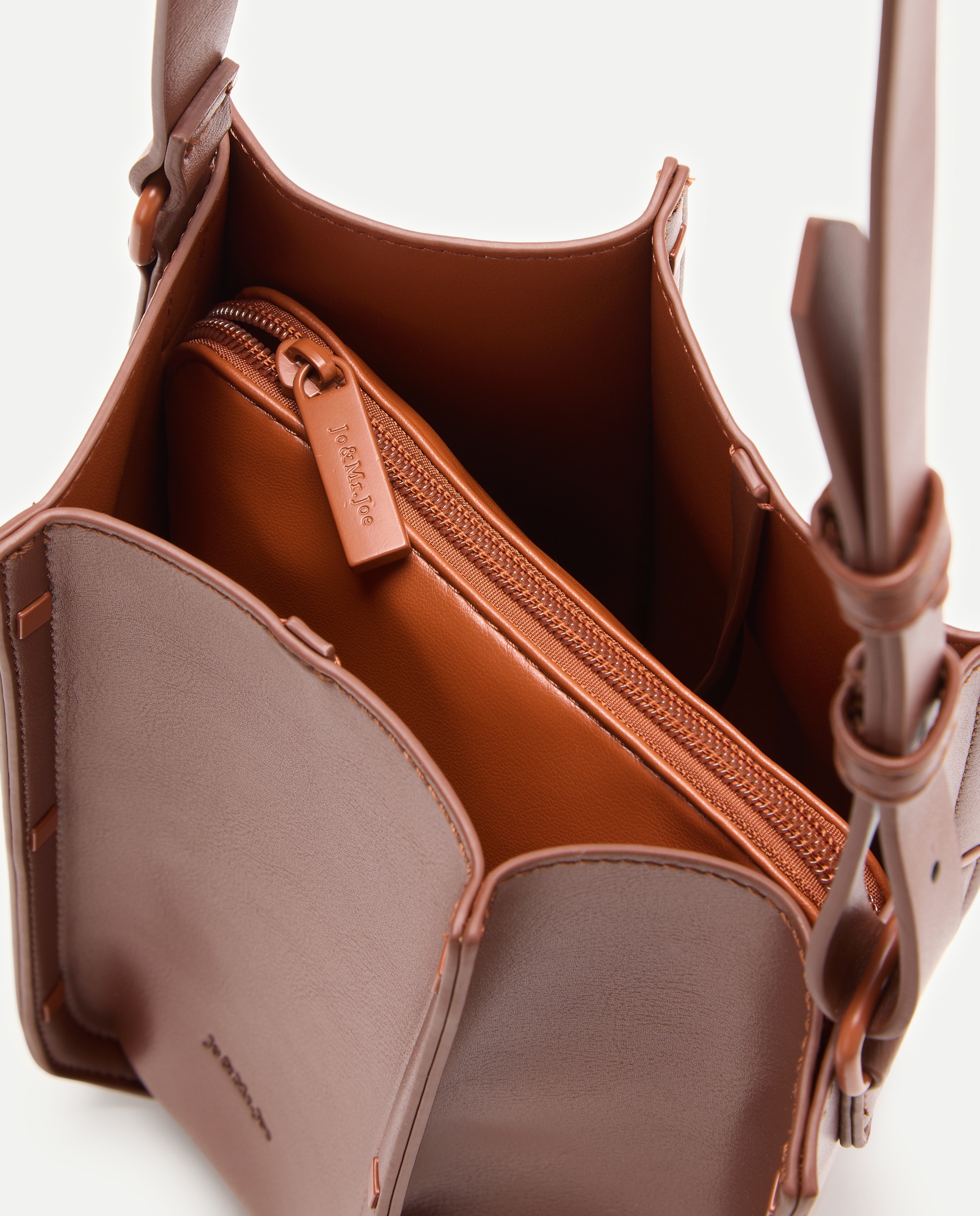 Mala Crossbody com Adorno de Tachas Chocolate-4