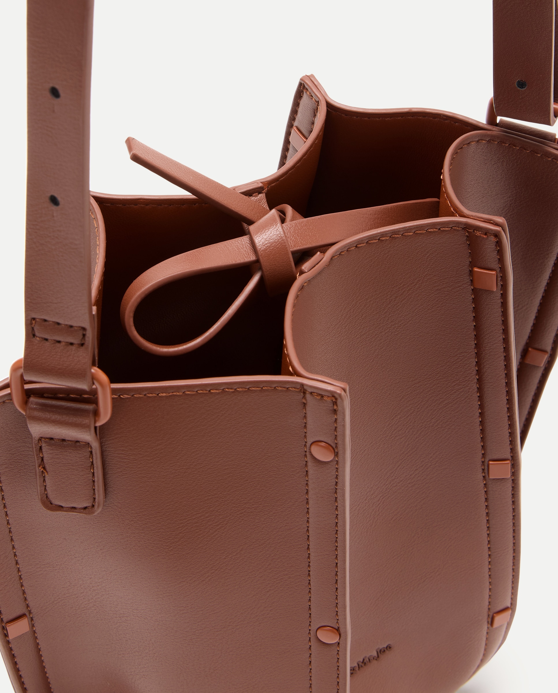 Mala Crossbody com Adorno de Tachas Chocolate-6