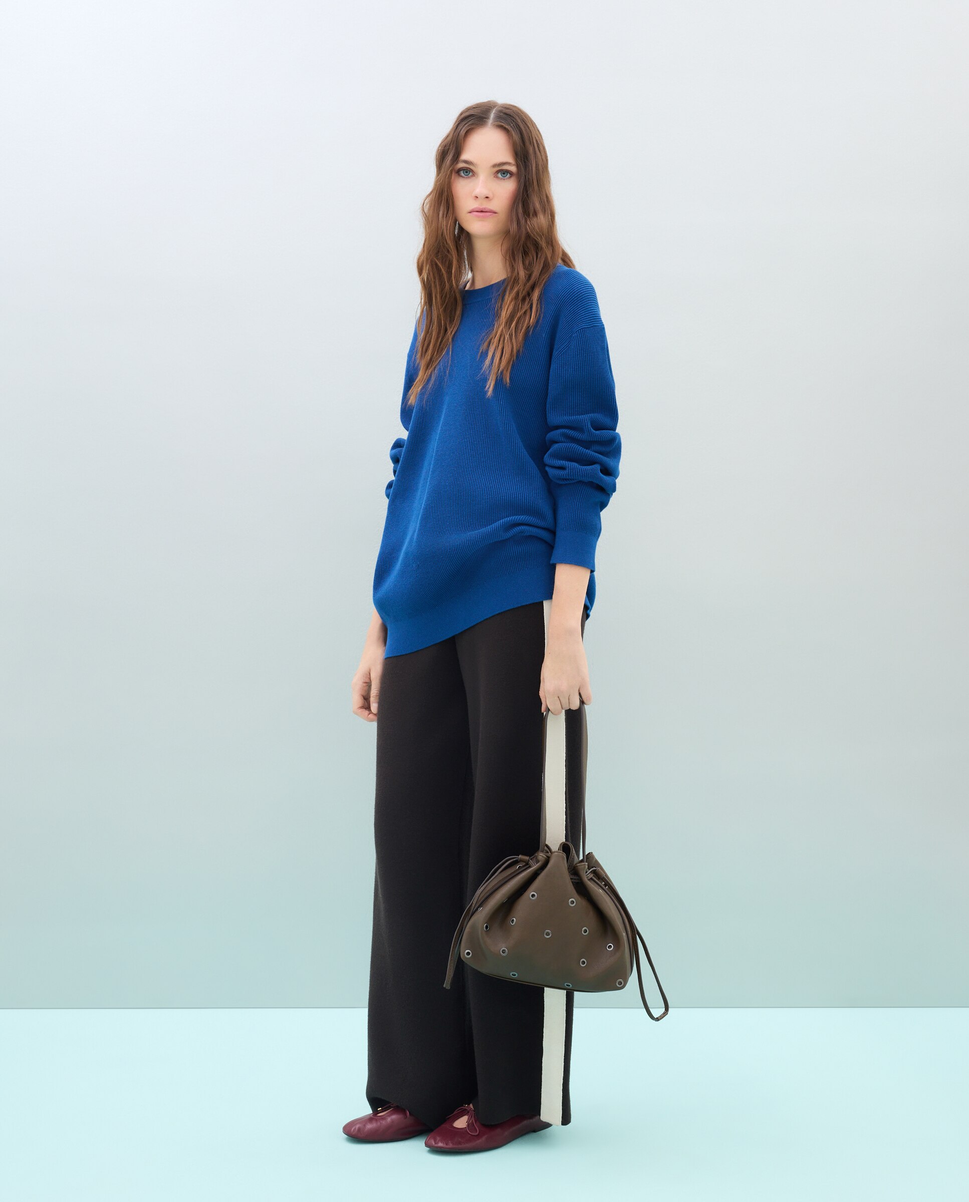 Imagen 7 de Bolso crossbody con adorno de tachas - Jo & Mr. Joe - Chocolate Chocolate