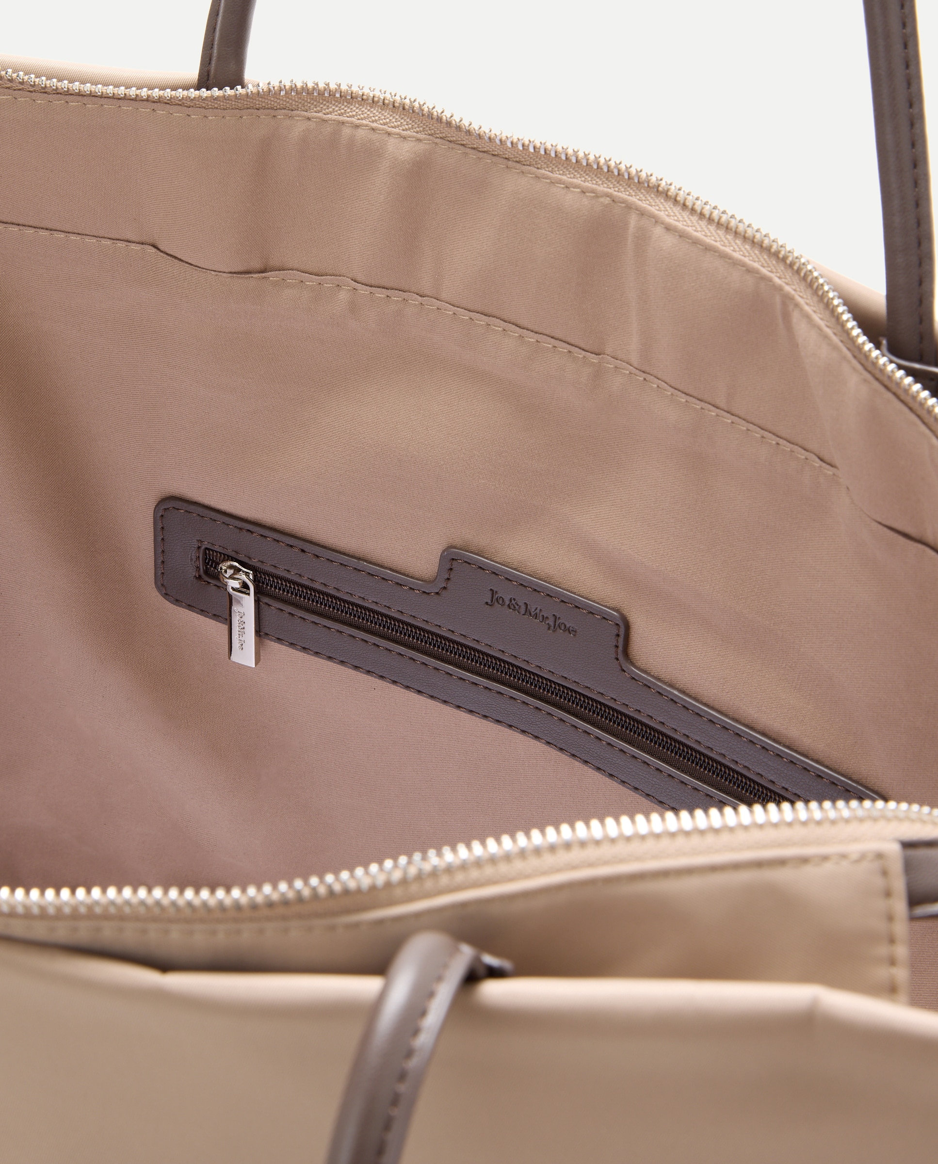 Bolso shopping de nylon con charm - Jo & Mr. Joe - Crudo Crudo-4