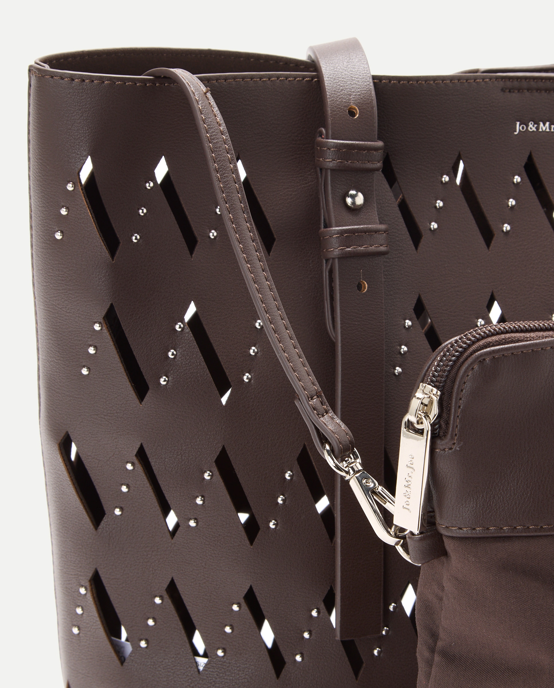 Bolso shopping con troquelado y tachas - Jo & Mr. Joe - Chocolate Chocolate-4