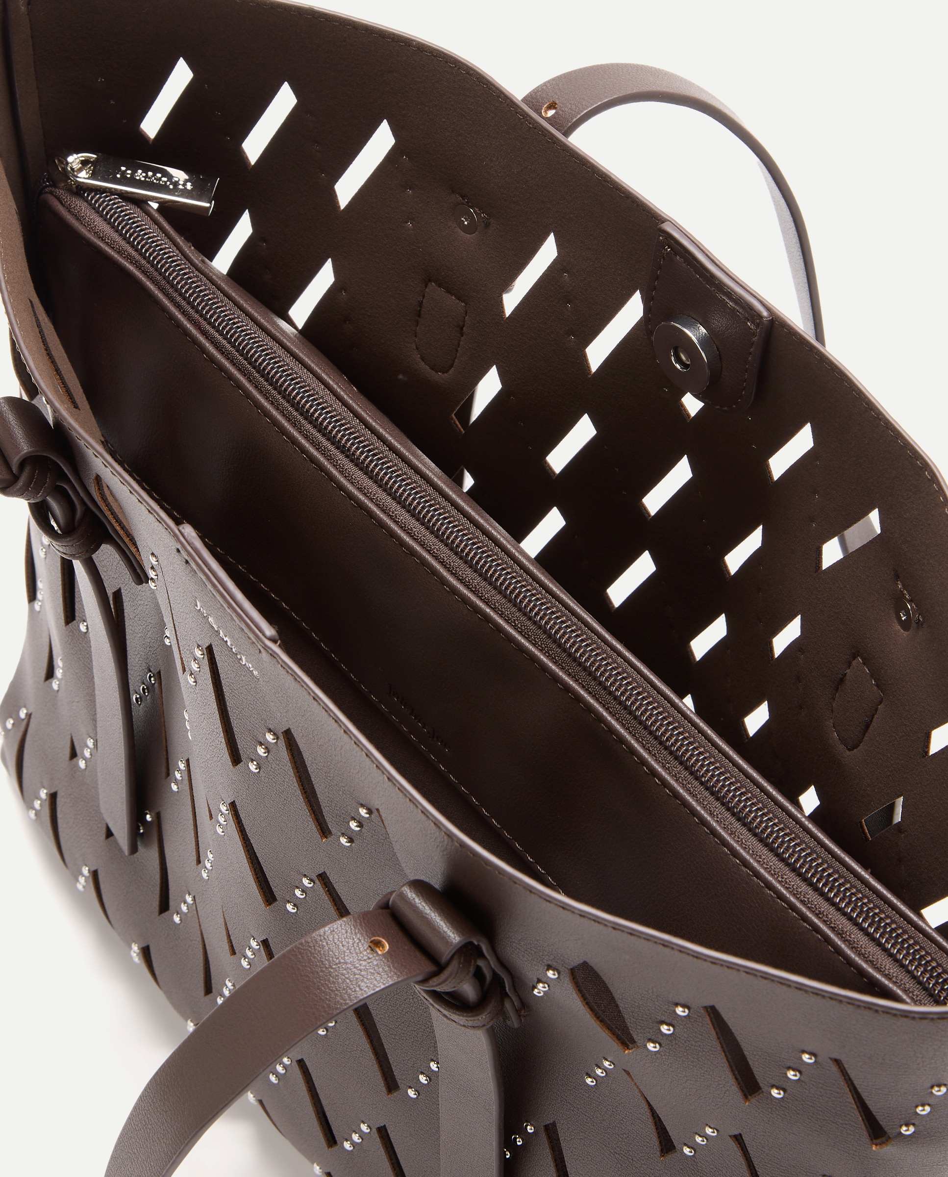 Bolso shopping con troquelado y tachas - Jo & Mr. Joe - Chocolate Chocolate-5