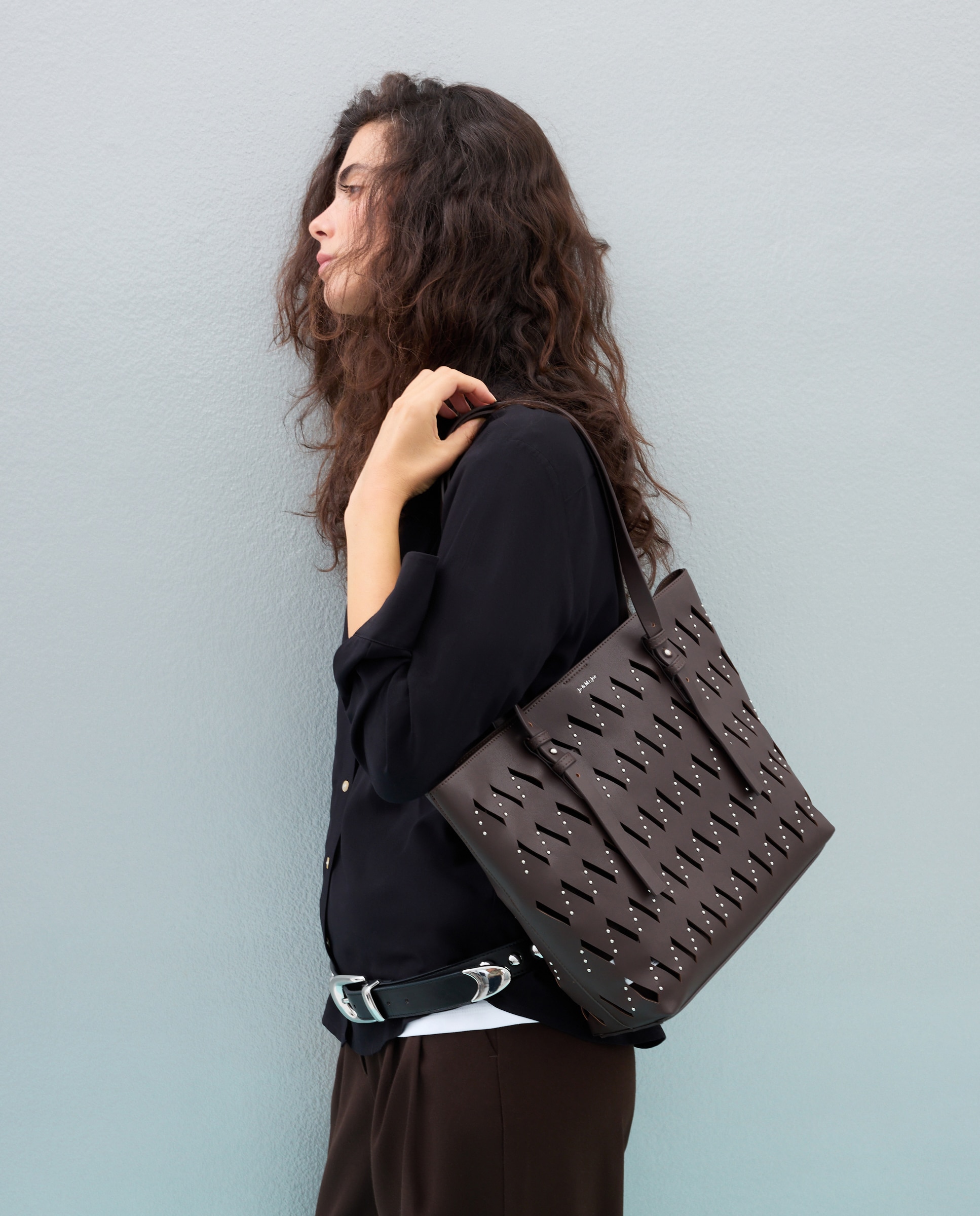 Bolso shopping con troquelado y tachas - Jo & Mr. Joe - Chocolate Chocolate-6
