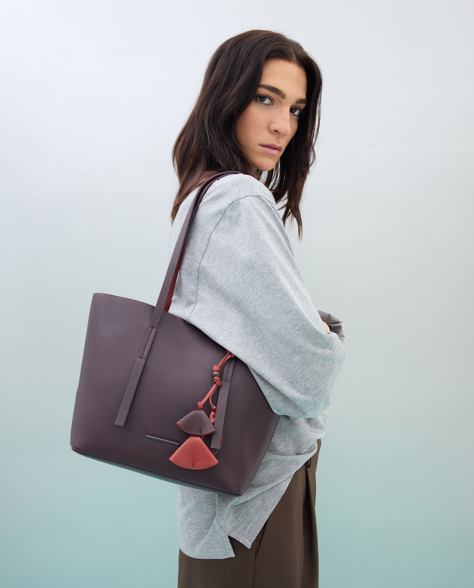 Bolso shopper con charm de flor - Jo & Mr. Joe - Burdeos Burdeos-6