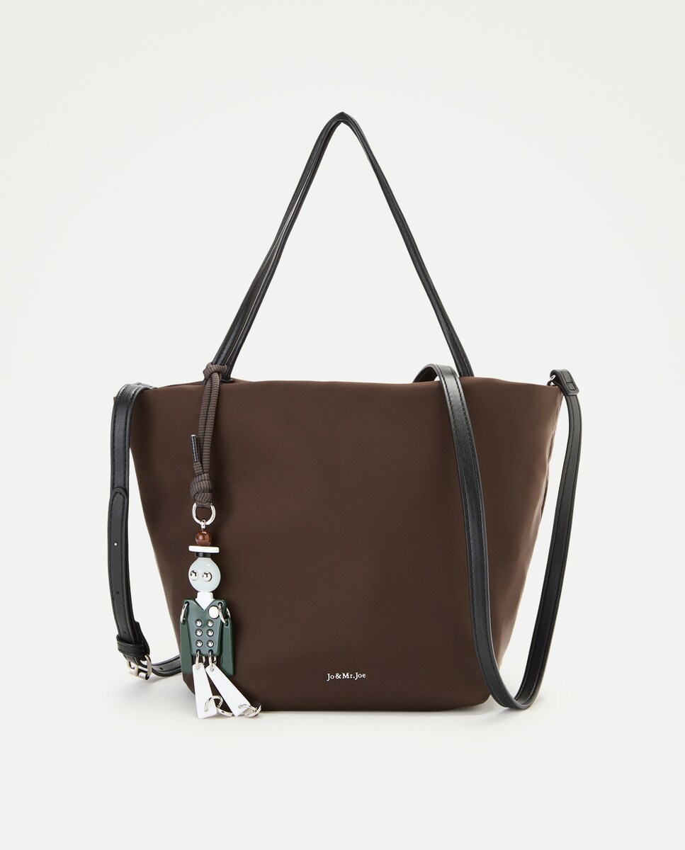 Imagen 0 de Bolso hobo de nylon con charm Chocolate
