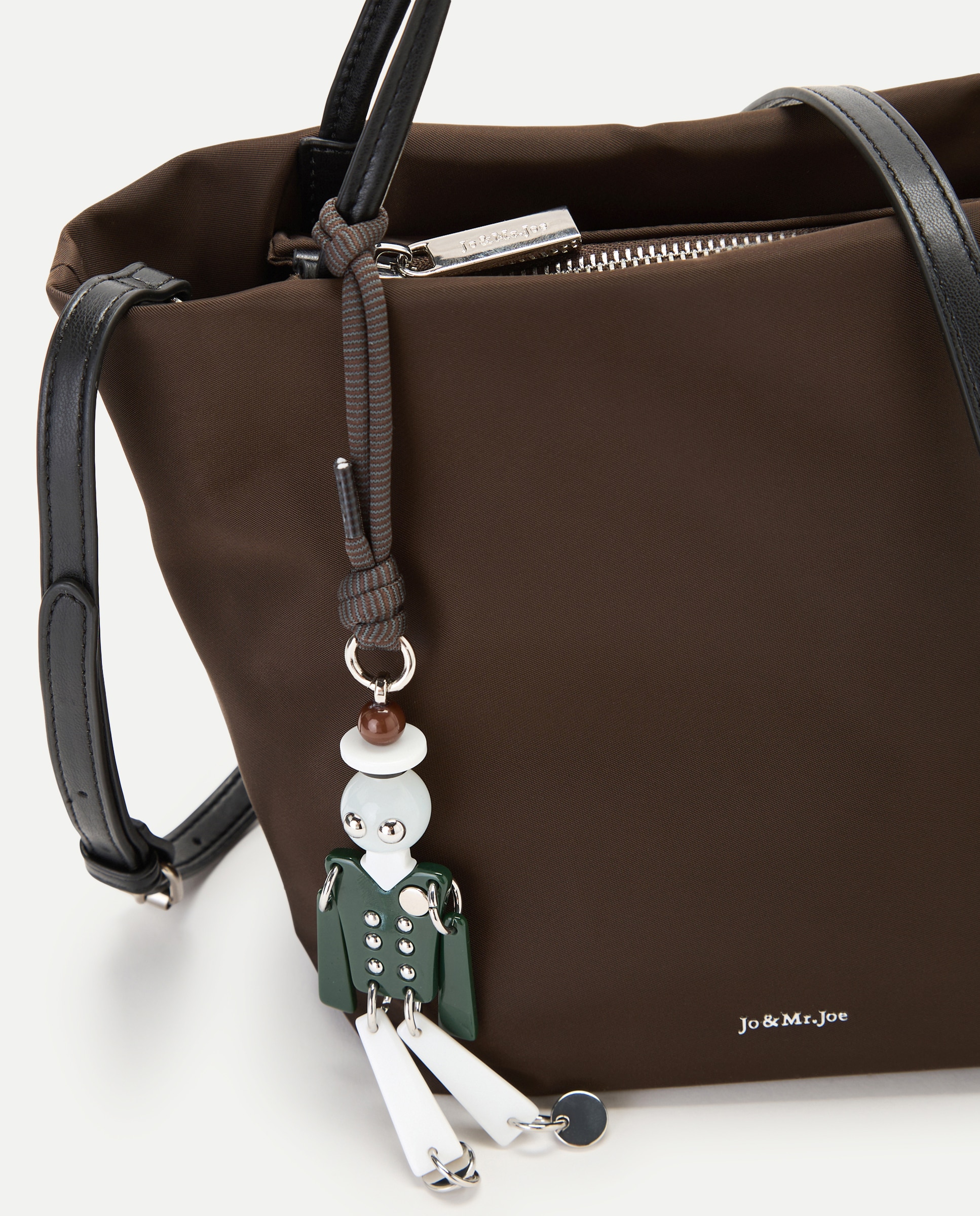 Bolso hobo de nylon con charm - Jo & Mr. Joe - Chocolate Chocolate-4