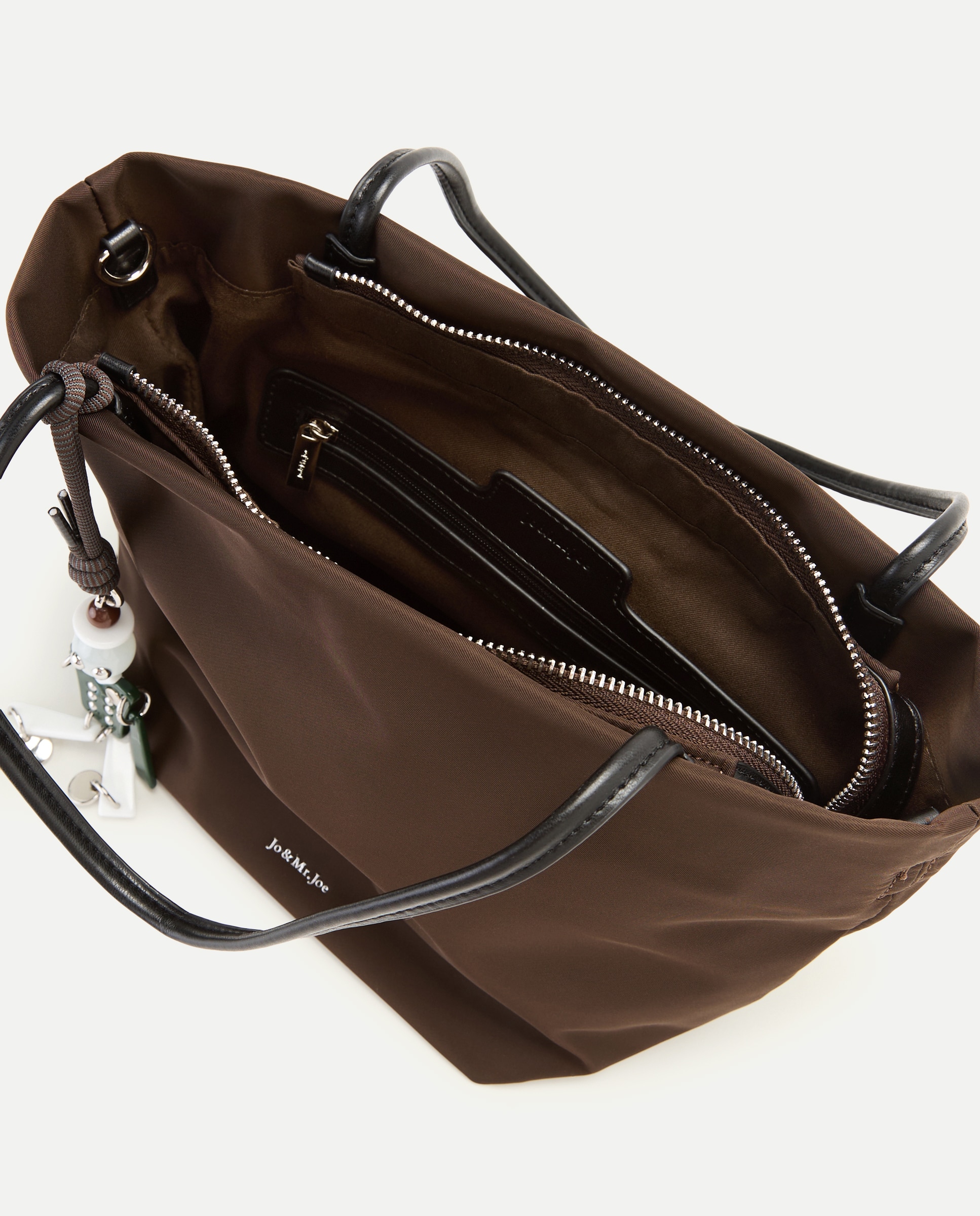 Bolso hobo de nylon con charm - Jo & Mr. Joe - Chocolate Chocolate-5