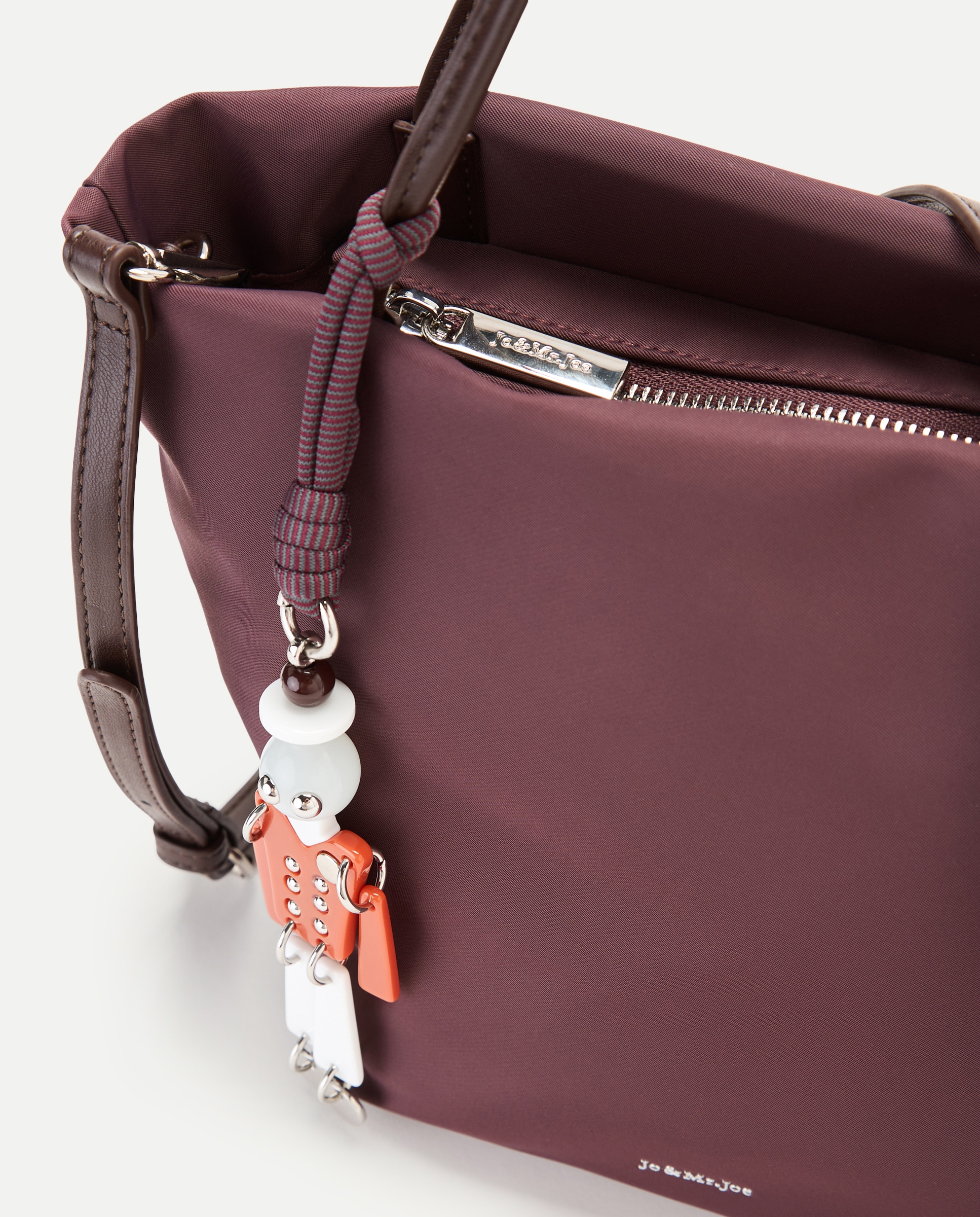 Imagen 4 de Bolso shopping de nylon con charm - Jo & Mr. Joe - Burdeos Burdeos