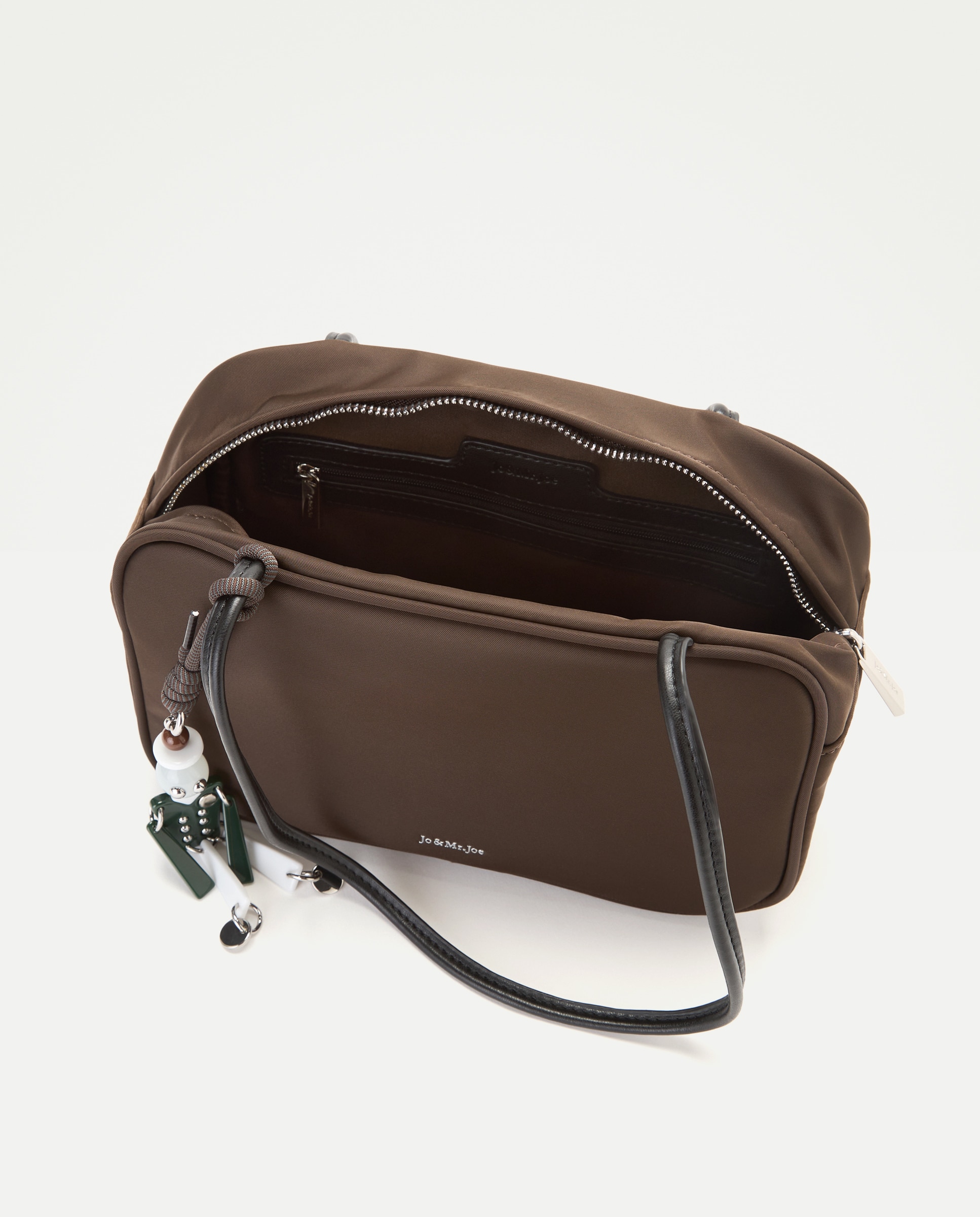 Bolso hobo de nylon con charm - Jo & Mr. Joe - Chocolate Chocolate-3
