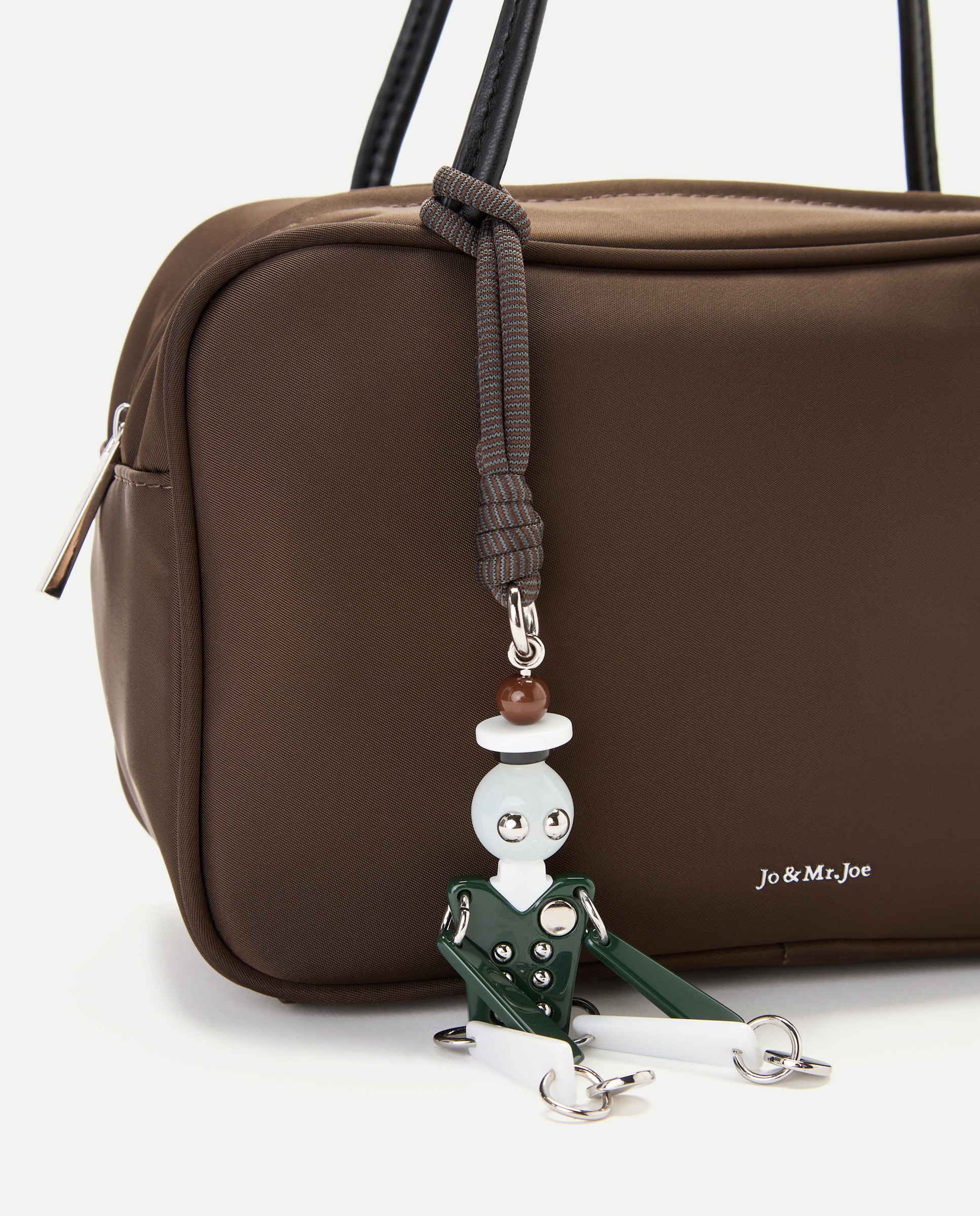 Bolso hobo de nylon con charm - Jo & Mr. Joe - Chocolate Chocolate-4