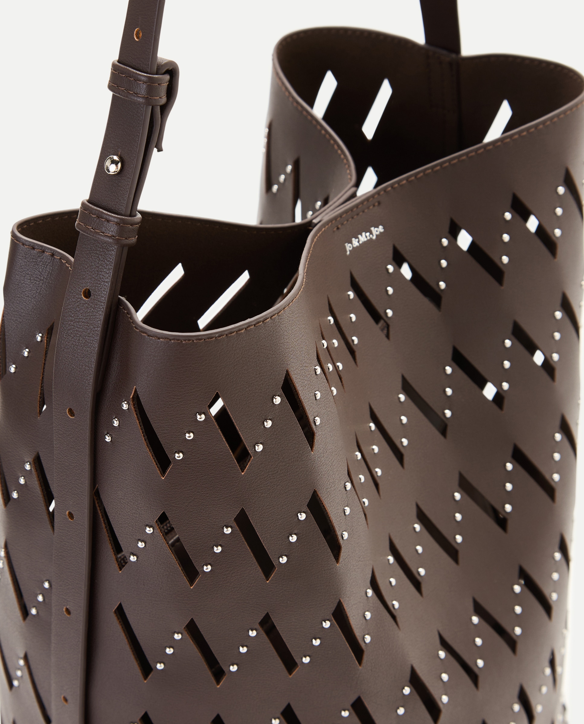 Bolso hobo con troquelado y tachas - Jo & Mr. Joe - Chocolate Chocolate-4