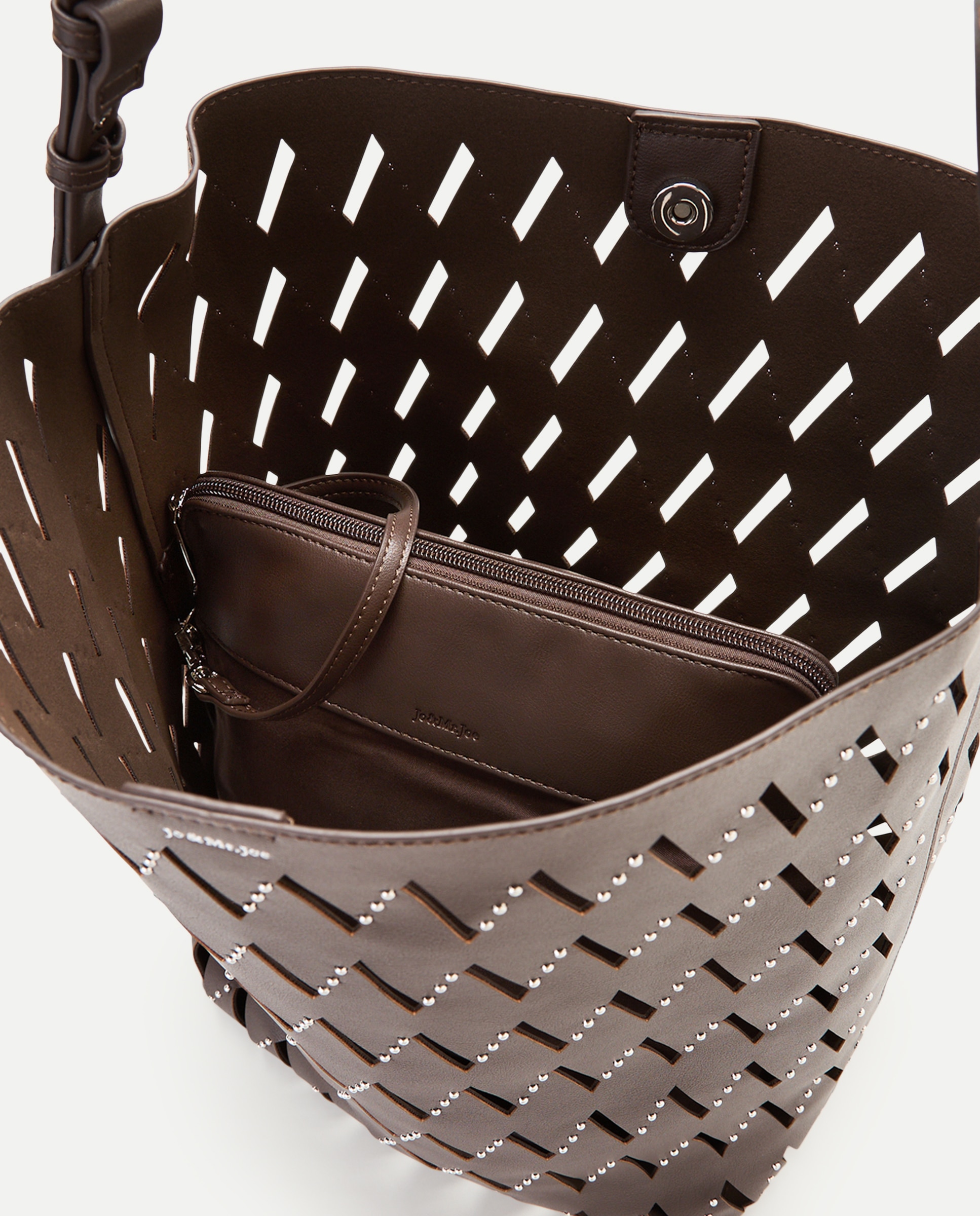 Bolso hobo con troquelado y tachas - Jo & Mr. Joe - Chocolate Chocolate-5