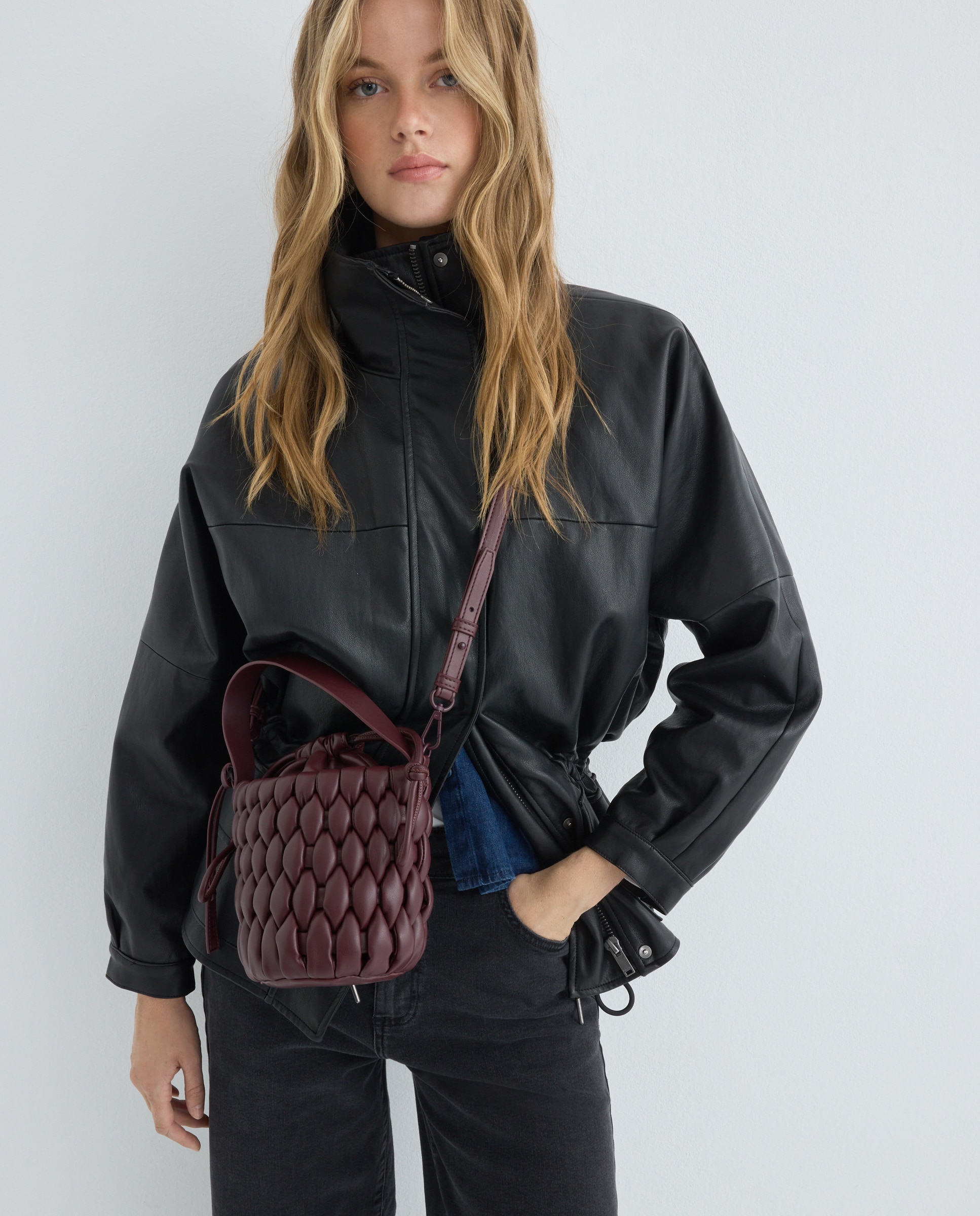 Mala Bucket Entrançada Bordeaux-4