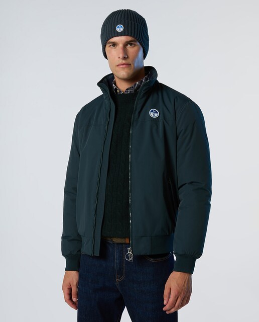 Imagen 0 de Chaqueta icónica en nylon reciclado, repelente al agua, con ribetes, bolsillos y cremallera doble.