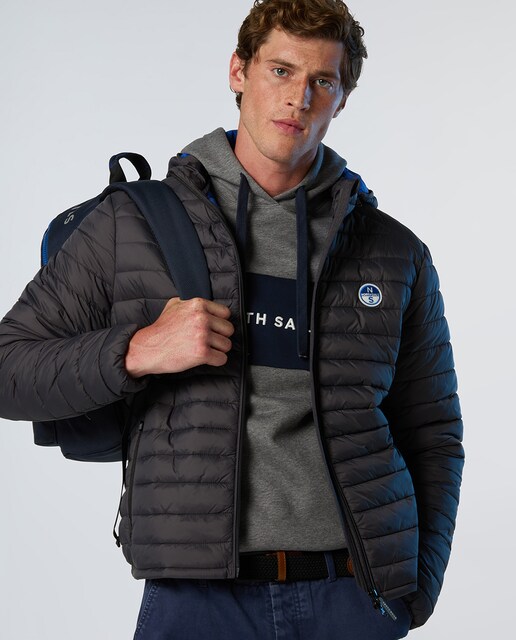 North Sails — Chaqueta ultraligera en nylon reciclado con relleno térmico y capucha desmontable.