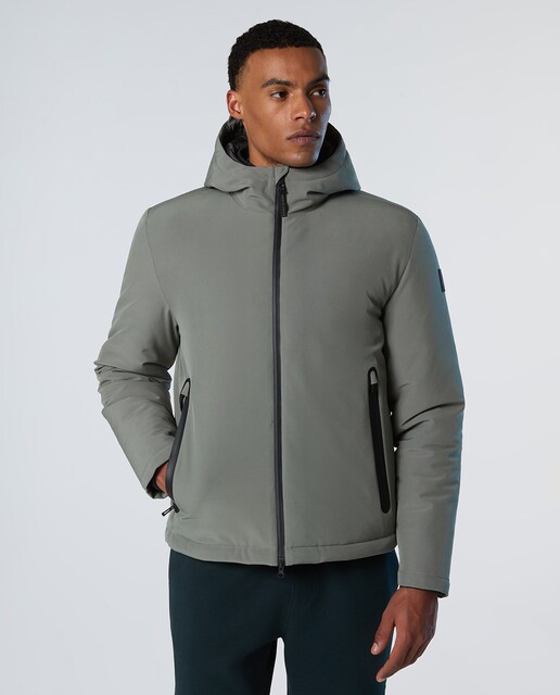 Chaqueta soft-shell reciclada, impermeable y térmica, con capucha y cremalleras selladas.