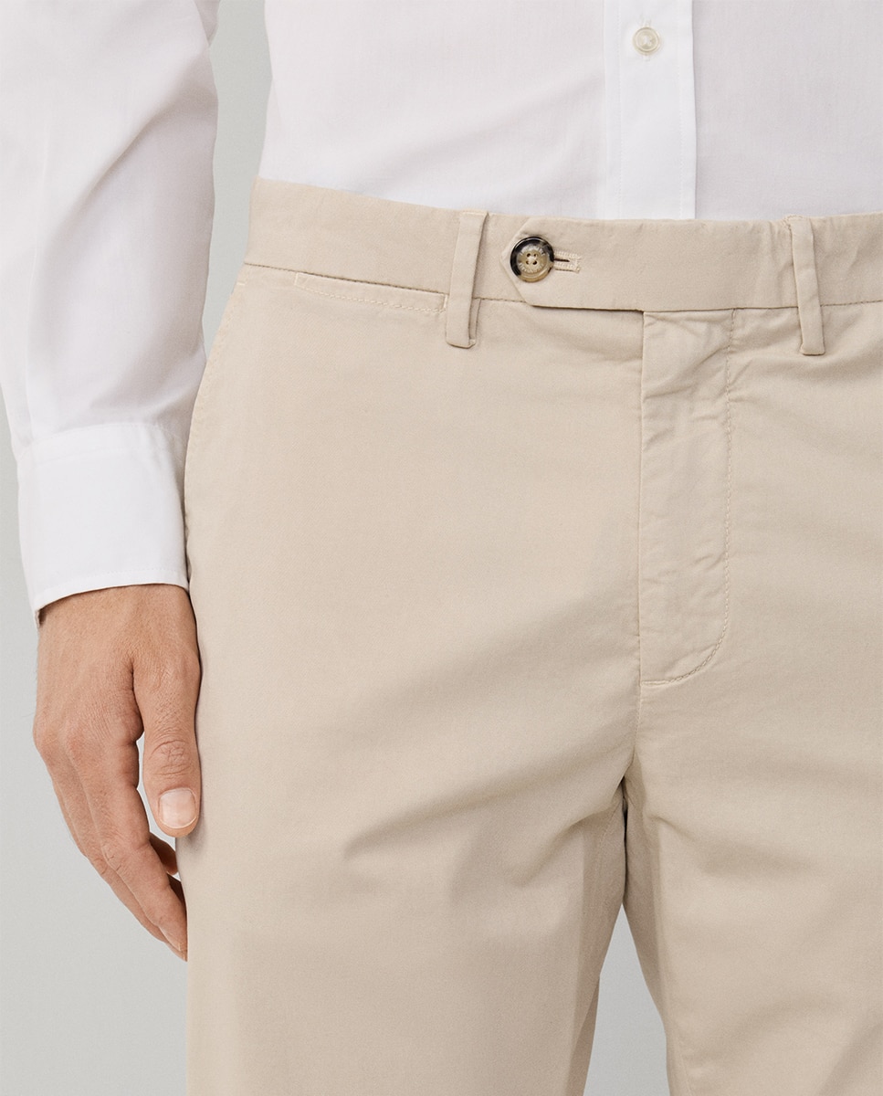 Calças Chino Classic Fit com Algodão Elástico Bege-4
