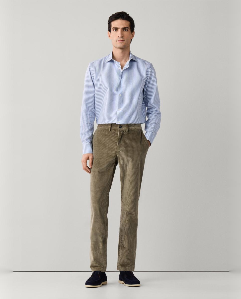 FACONNABLE - Pantalón chino de hombre en pana de canalé grueso y algodón elástico..
