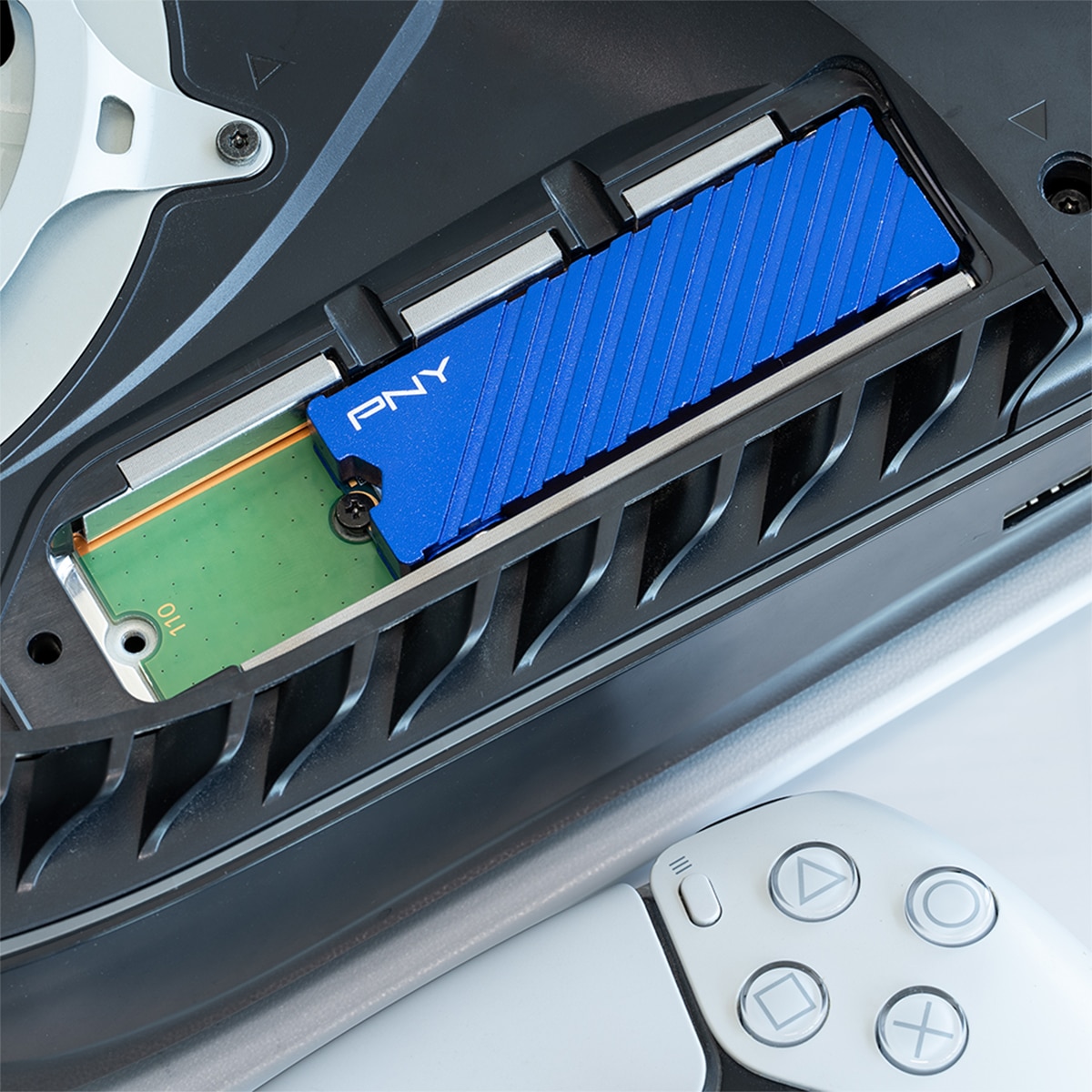 Imagen 4 de Disco SSD interno PNY CS2341 M.2 NVMe Gen4 x4, 1TB, con disipador - Azul Azul