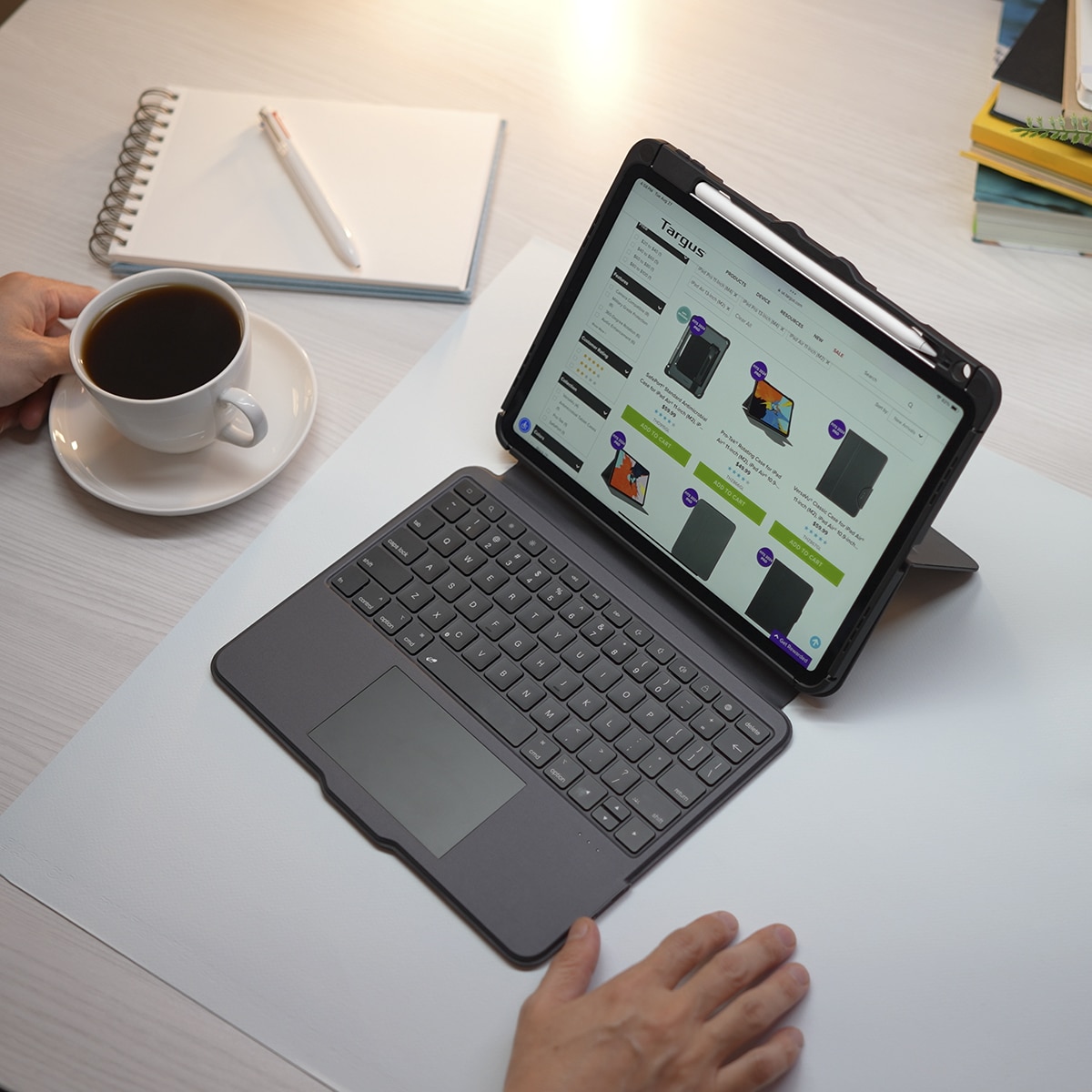 Funda con teclado Targus VersaVu para iPad Negro-10