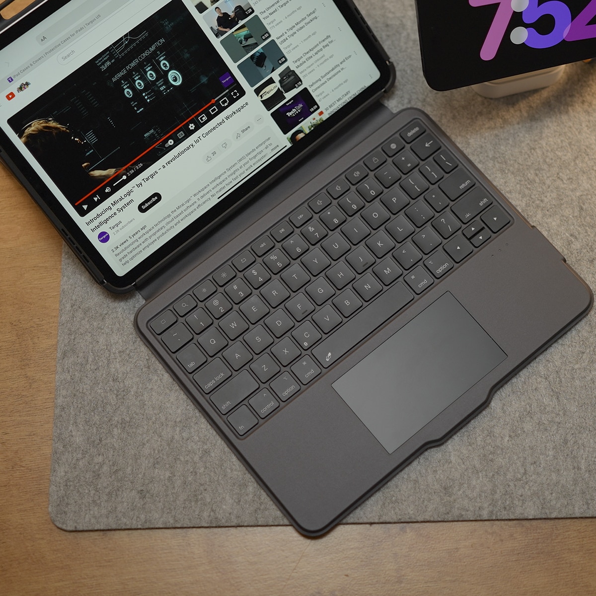 Funda con teclado Targus VersaVu para iPad Negro-11